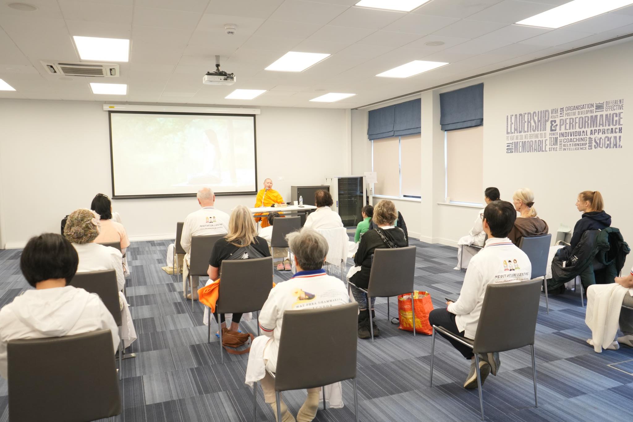 วัดพระธรรมกายลอนดอน จัดปฏิบัติธรรม 1 วัน ให้กับชาวท้องถิ่น