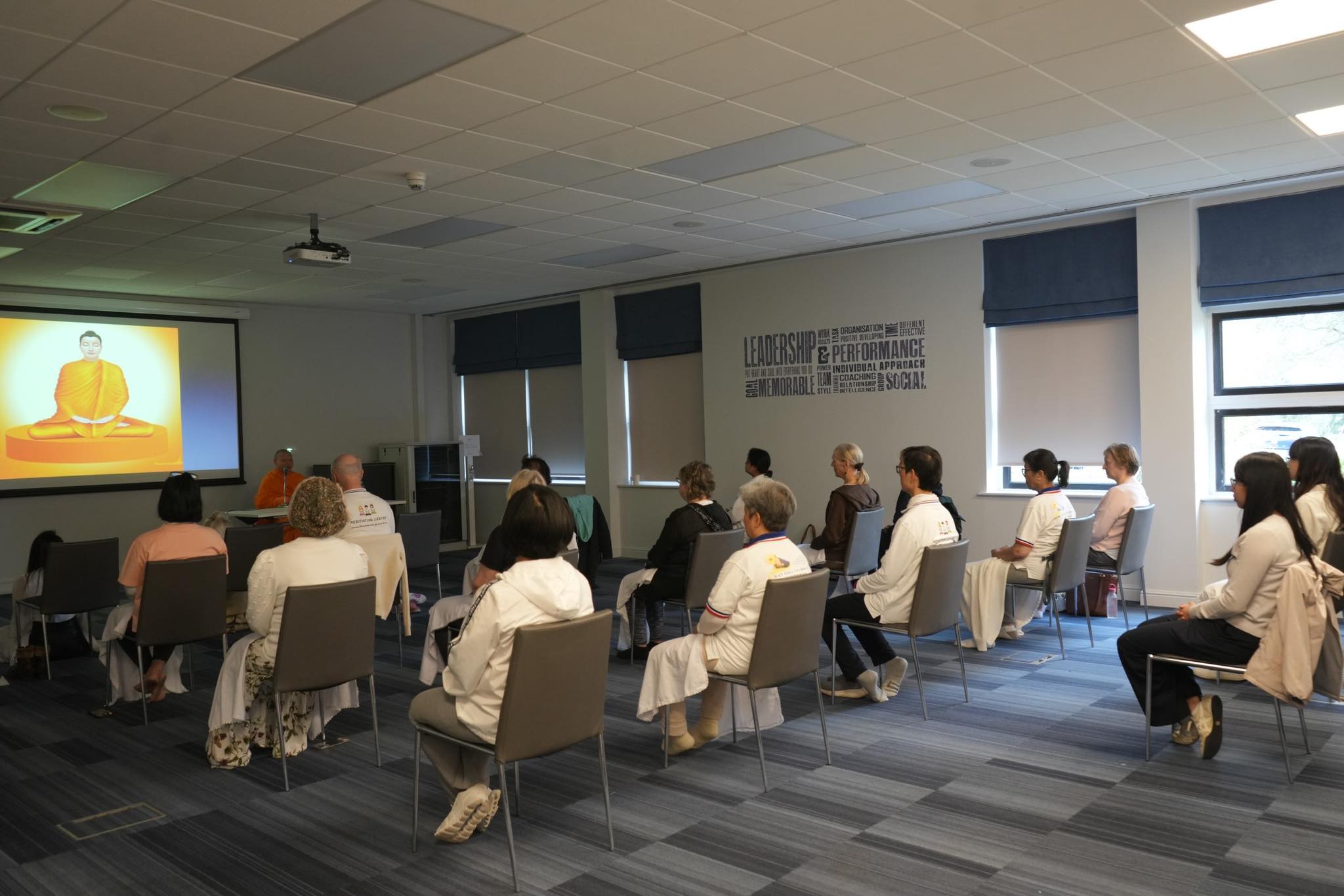 วัดพระธรรมกายลอนดอน จัดปฏิบัติธรรม 1 วัน ให้กับชาวท้องถิ่น