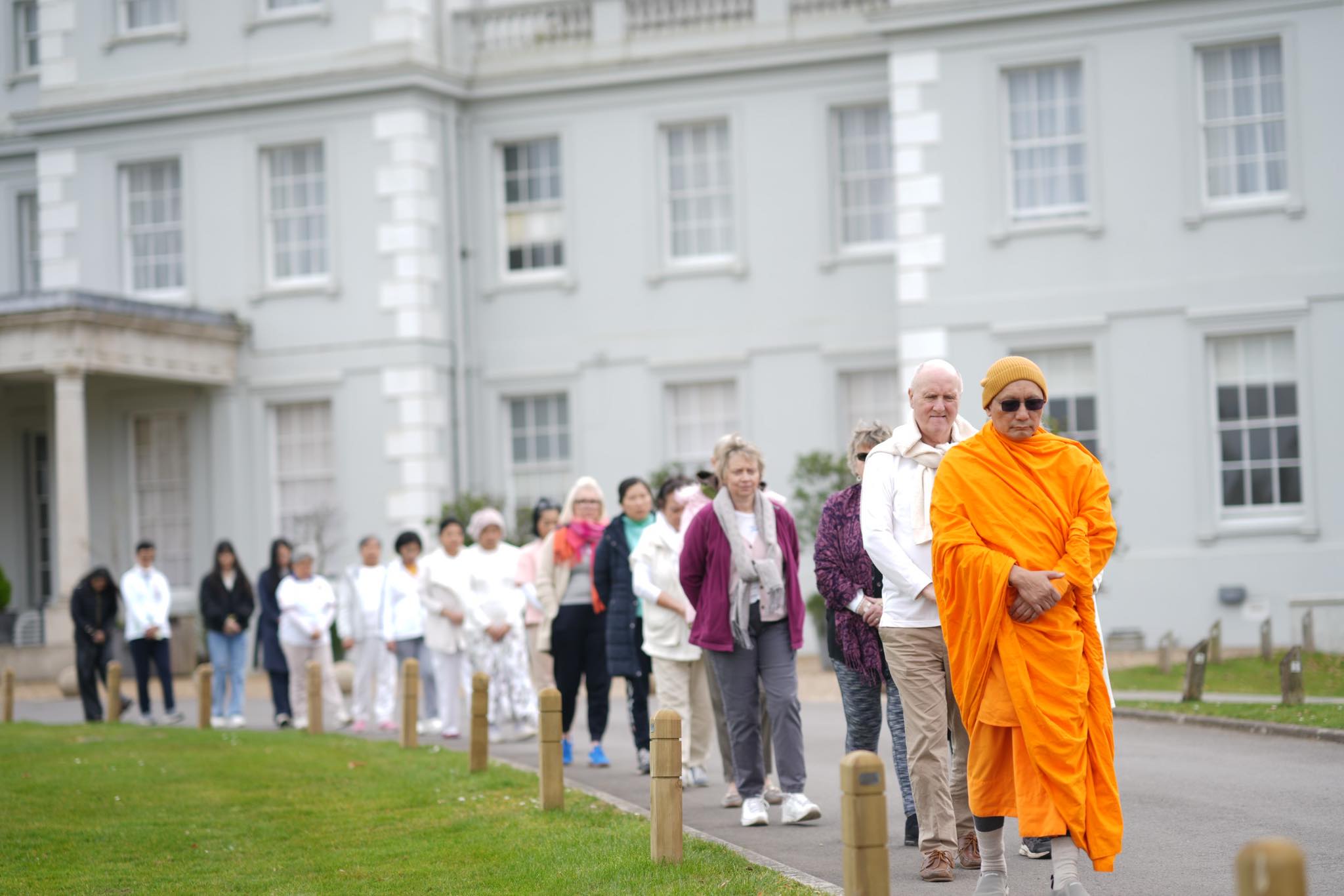 วัดพระธรรมกายลอนดอน จัดปฏิบัติธรรม 1 วัน ให้กับชาวท้องถิ่น
