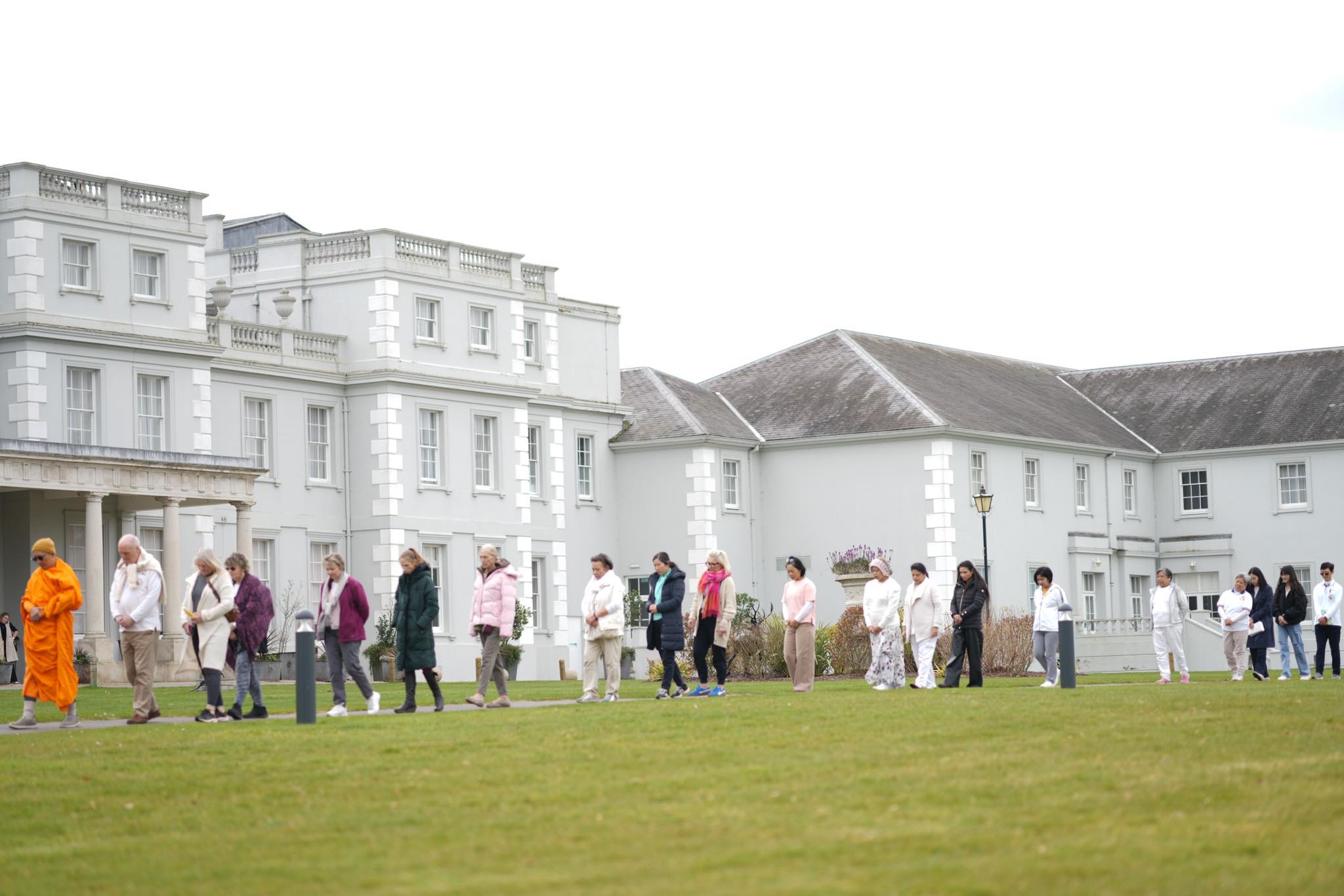 วัดพระธรรมกายลอนดอน จัดปฏิบัติธรรม 1 วัน ให้กับชาวท้องถิ่น