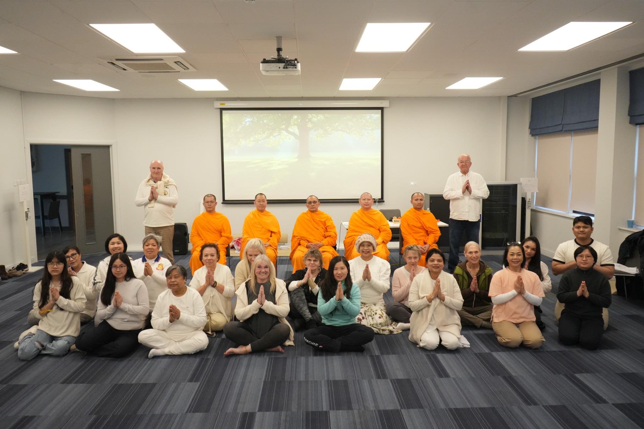 วัดพระธรรมกายลอนดอน จัดปฏิบัติธรรม 1 วัน ให้กับชาวท้องถิ่น