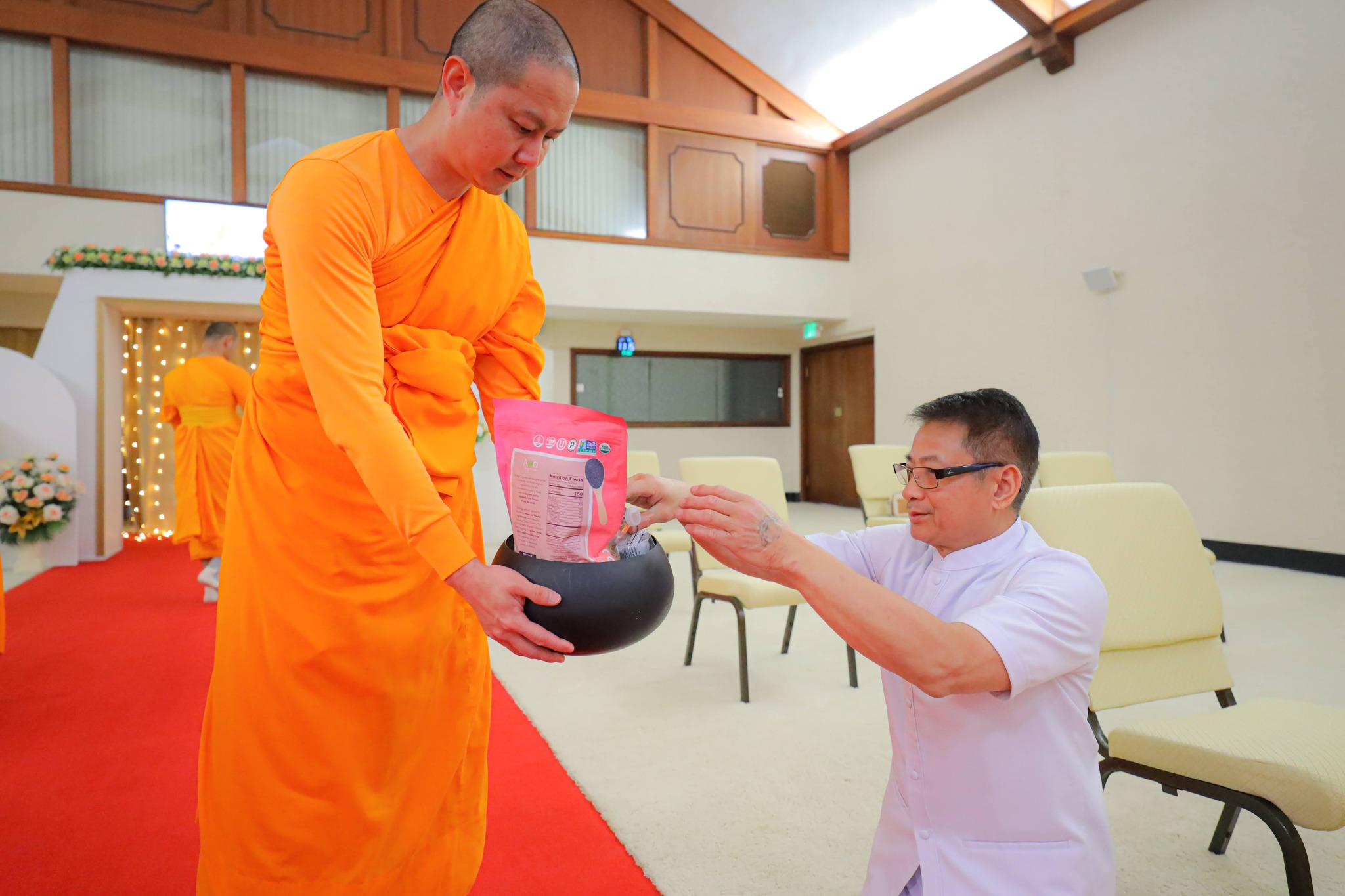 วัดพระธรรมกายแคนซัส จัดพิธีถวายกองบุญแสงสว่าง