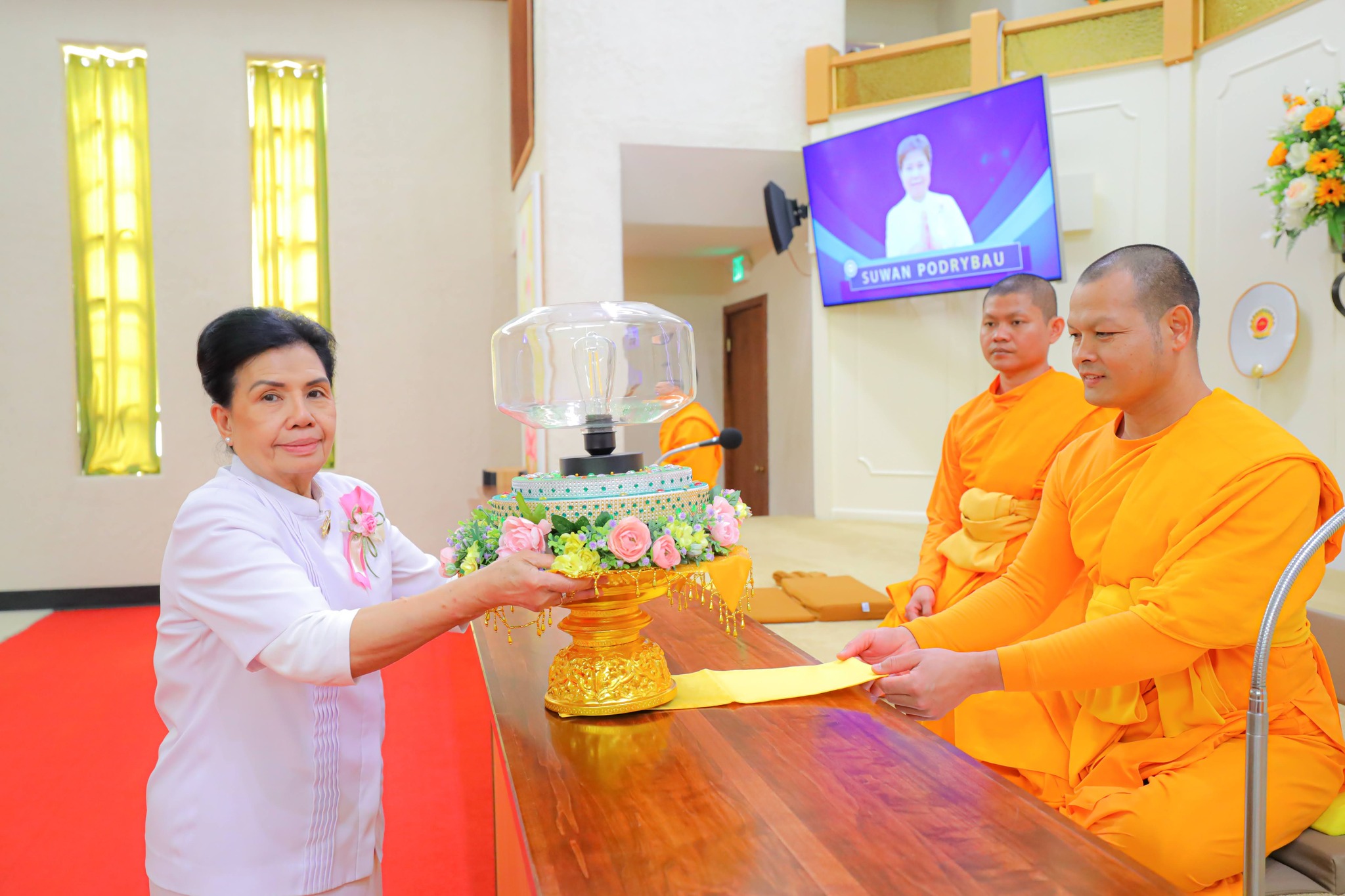 วัดพระธรรมกายแคนซัส จัดพิธีถวายกองบุญแสงสว่าง