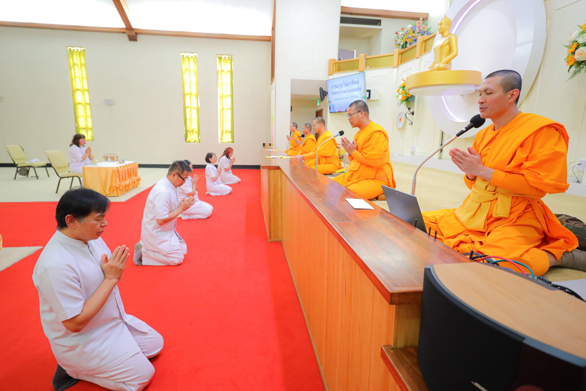 วัดพระธรรมกายแคนซัส จัดพิธีถวายกองบุญแสงสว่าง