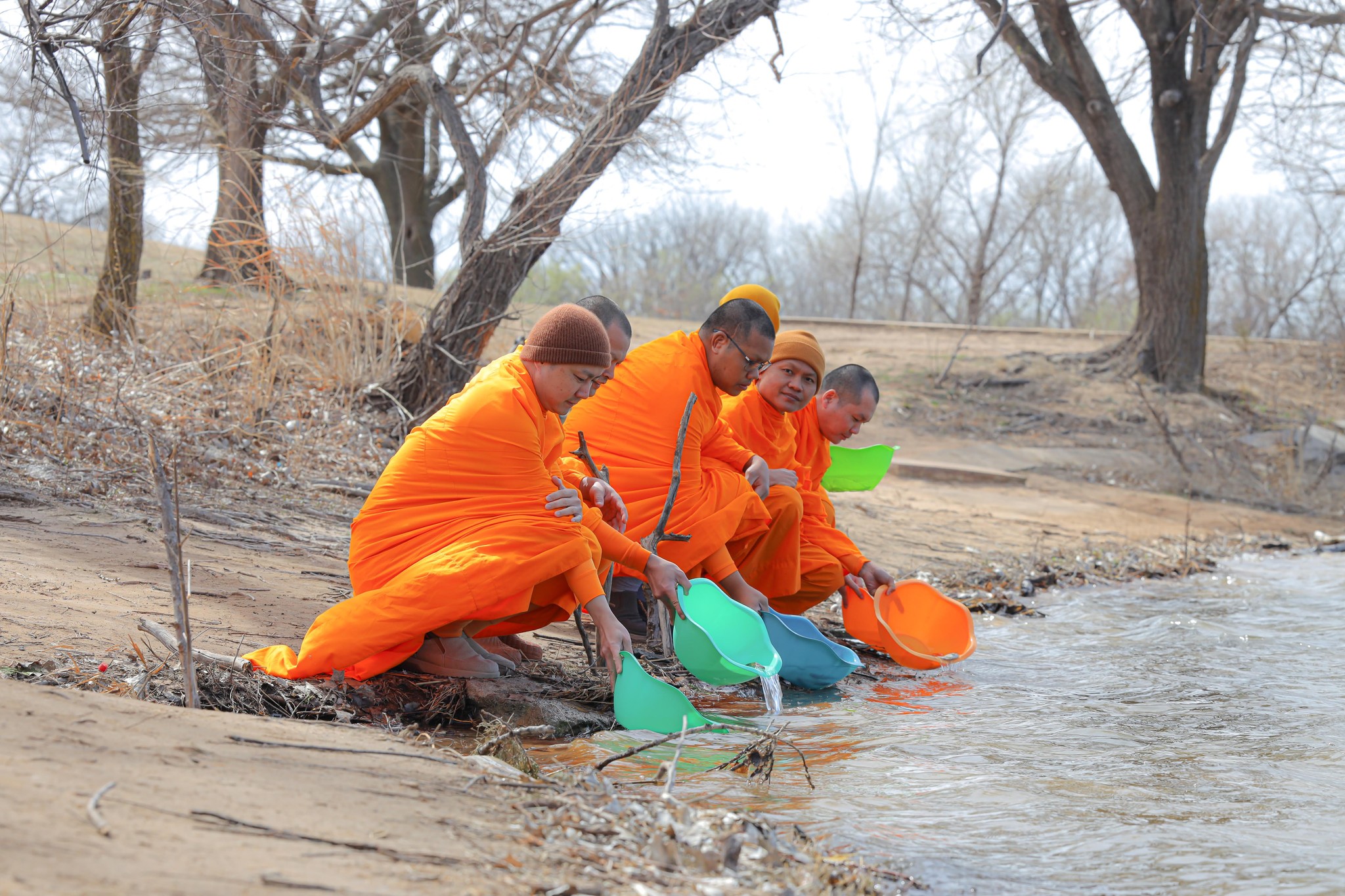 วัดพระธรรมกายแคนซัส จัดพิธีถวายกองบุญแสงสว่าง