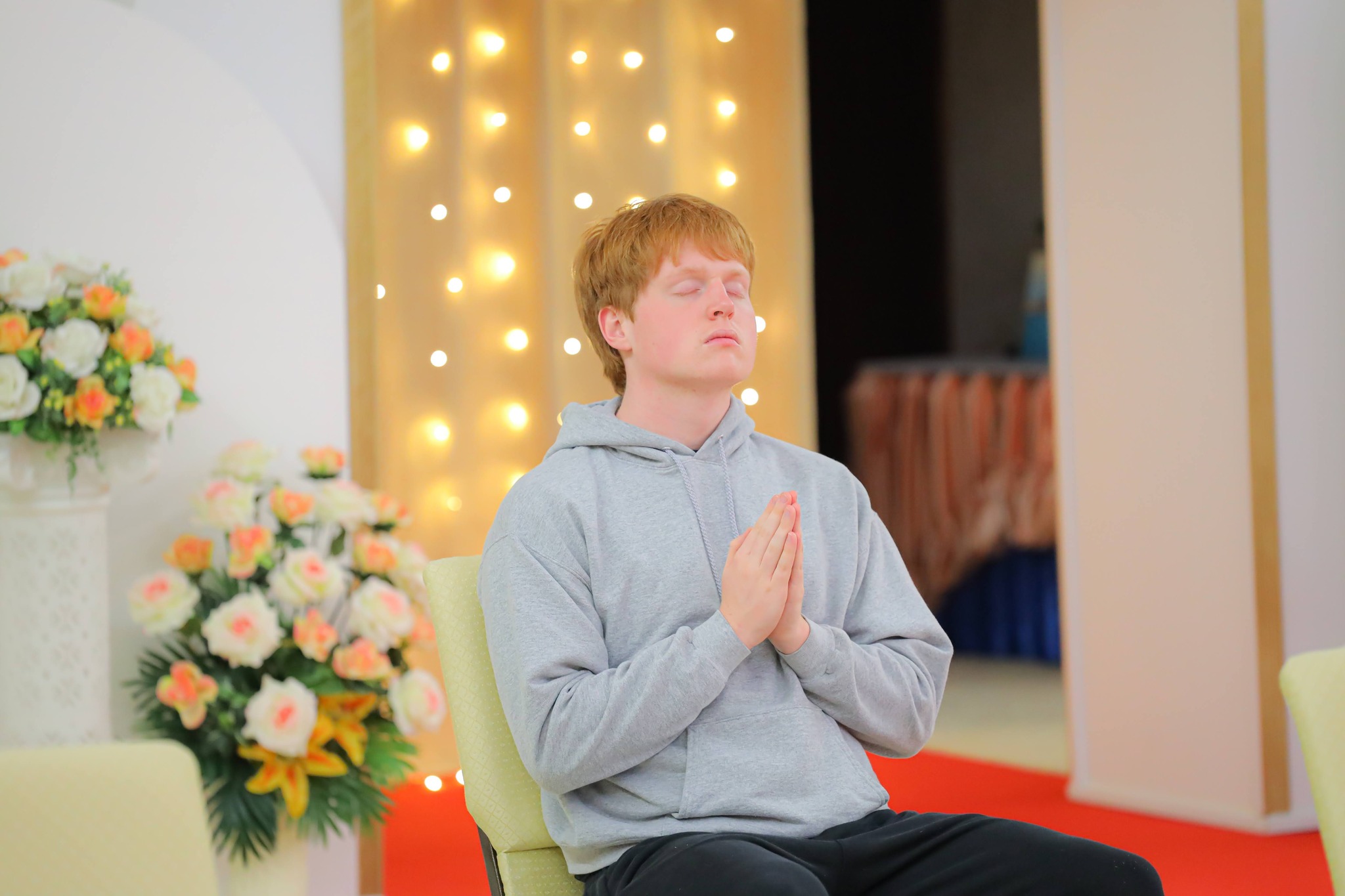 วัดพระธรรมกายแคนซัส จัดพิธีถวายกองบุญแสงสว่าง