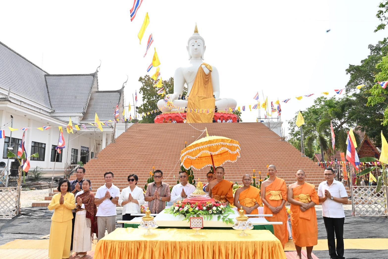 พิธีถวายพระบรมสารีริกธาตุ พิธีทอดผ้าป่า และห่มผ้าสไบทิพย์ หลวงพ่อทันใจปาฏิหารย์