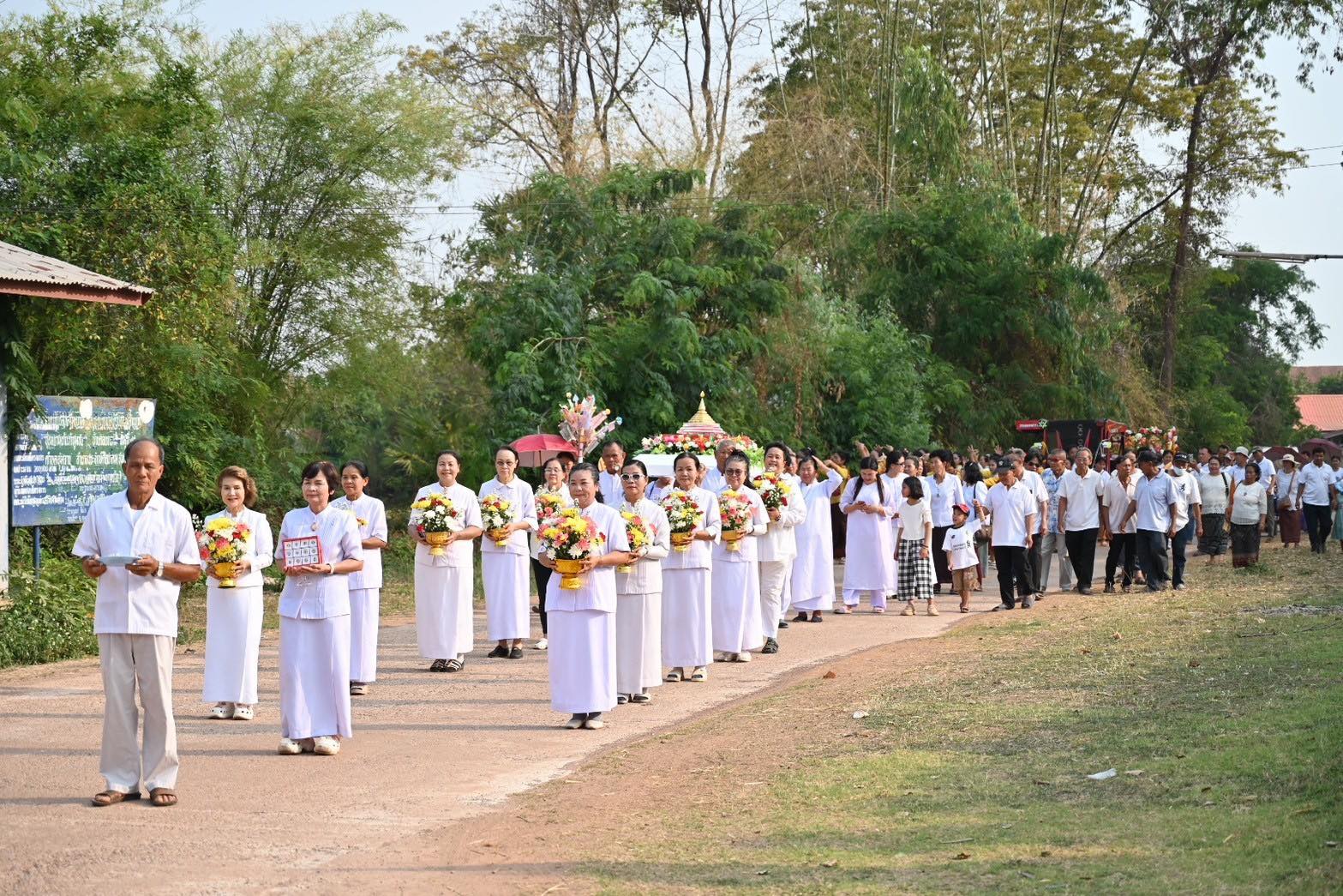 พิธีถวายพระบรมสารีริกธาตุ พิธีทอดผ้าป่า และห่มผ้าสไบทิพย์ หลวงพ่อทันใจปาฏิหารย์