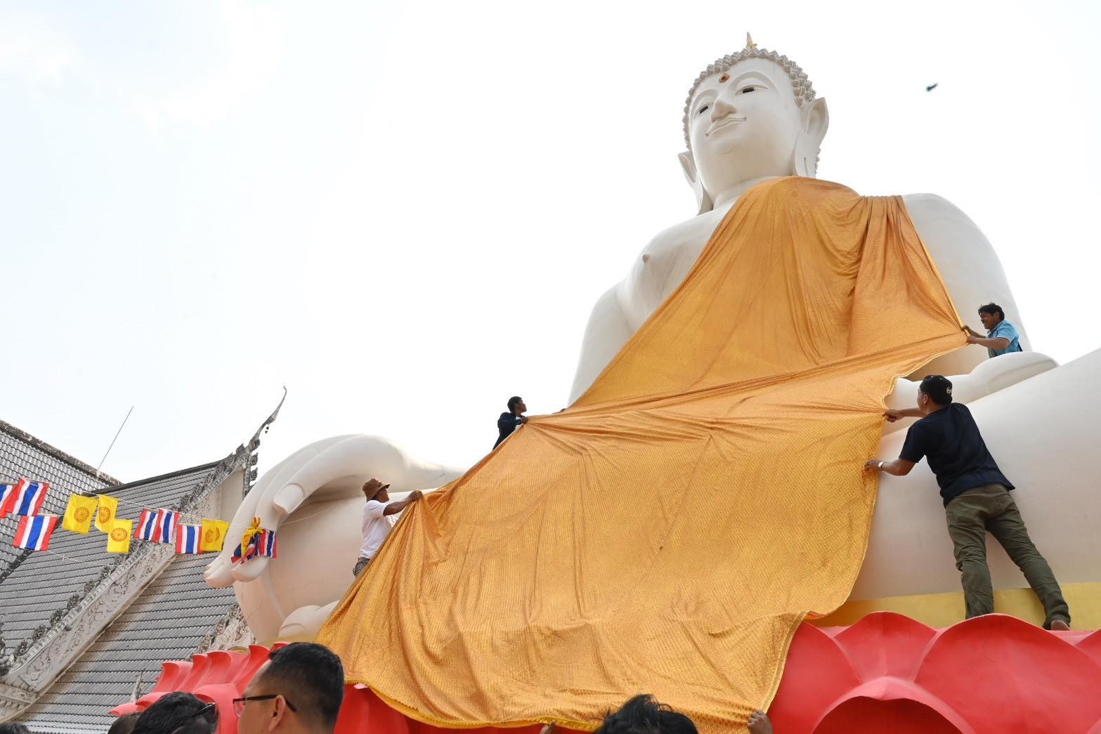 พิธีถวายพระบรมสารีริกธาตุ พิธีทอดผ้าป่า และห่มผ้าสไบทิพย์ หลวงพ่อทันใจปาฏิหารย์