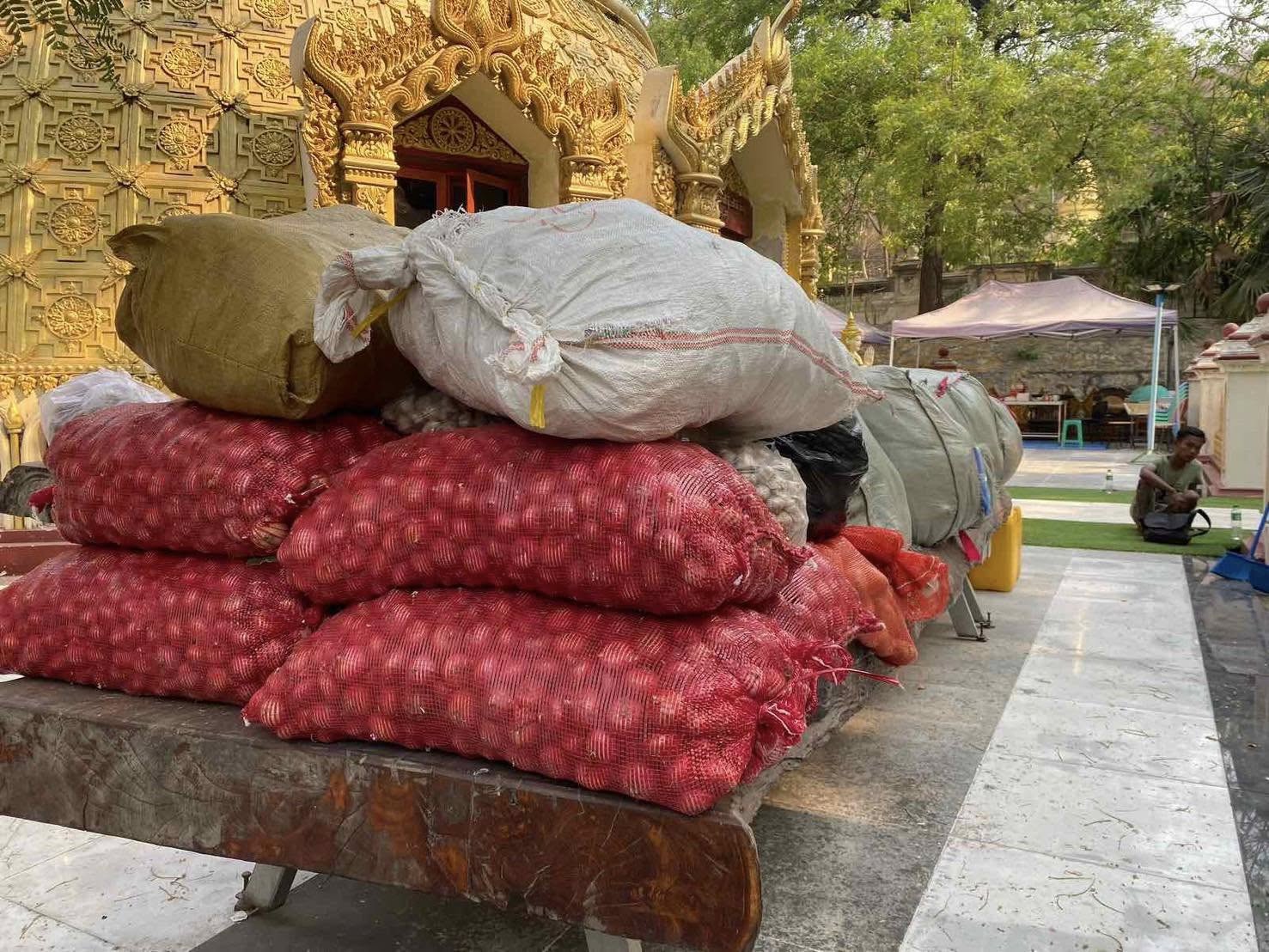 วัดพระธรรมกาย เปิดโรงทานช่วยเหลือผู้ประสบภัยแผ่นดินไหวในมัณฑะเลย์ ประเทศเมียนมา