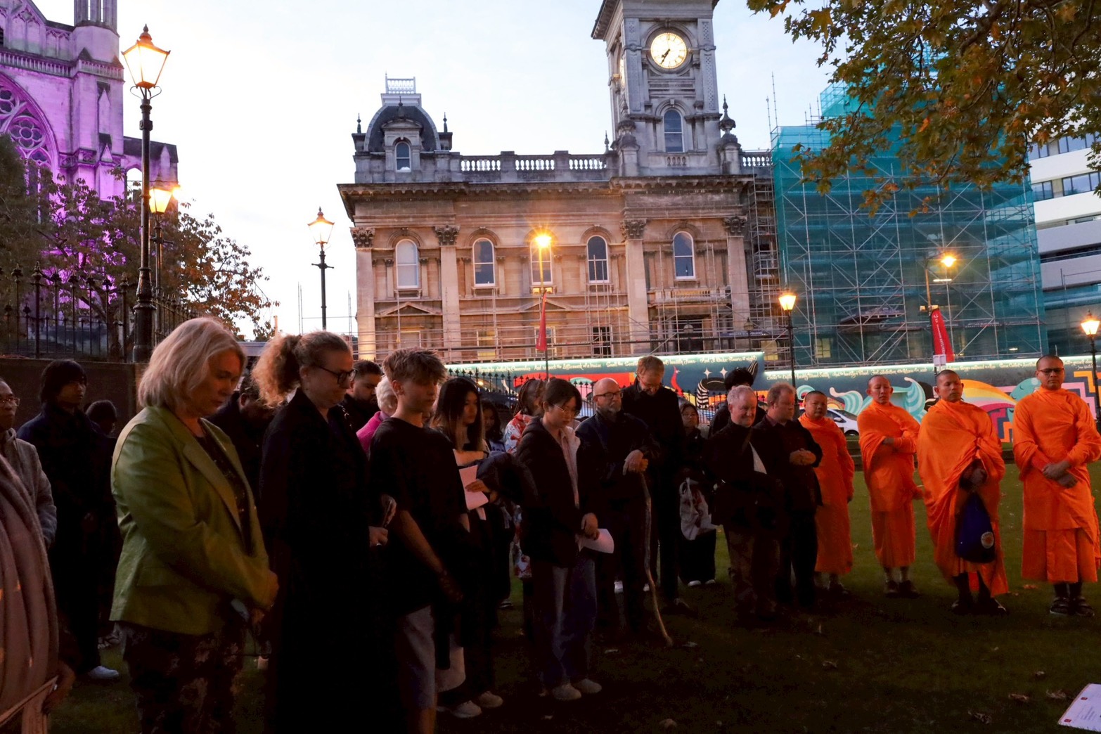 วัดพระธรรมกายดันนีดิน ร่วมจัดพิธีจุดเทียน ไว้อาลัยให้กับผู้เสียชีวิต จากเหตุการณ์แผ่นดินไหวเมืองมัณฑะเลย์