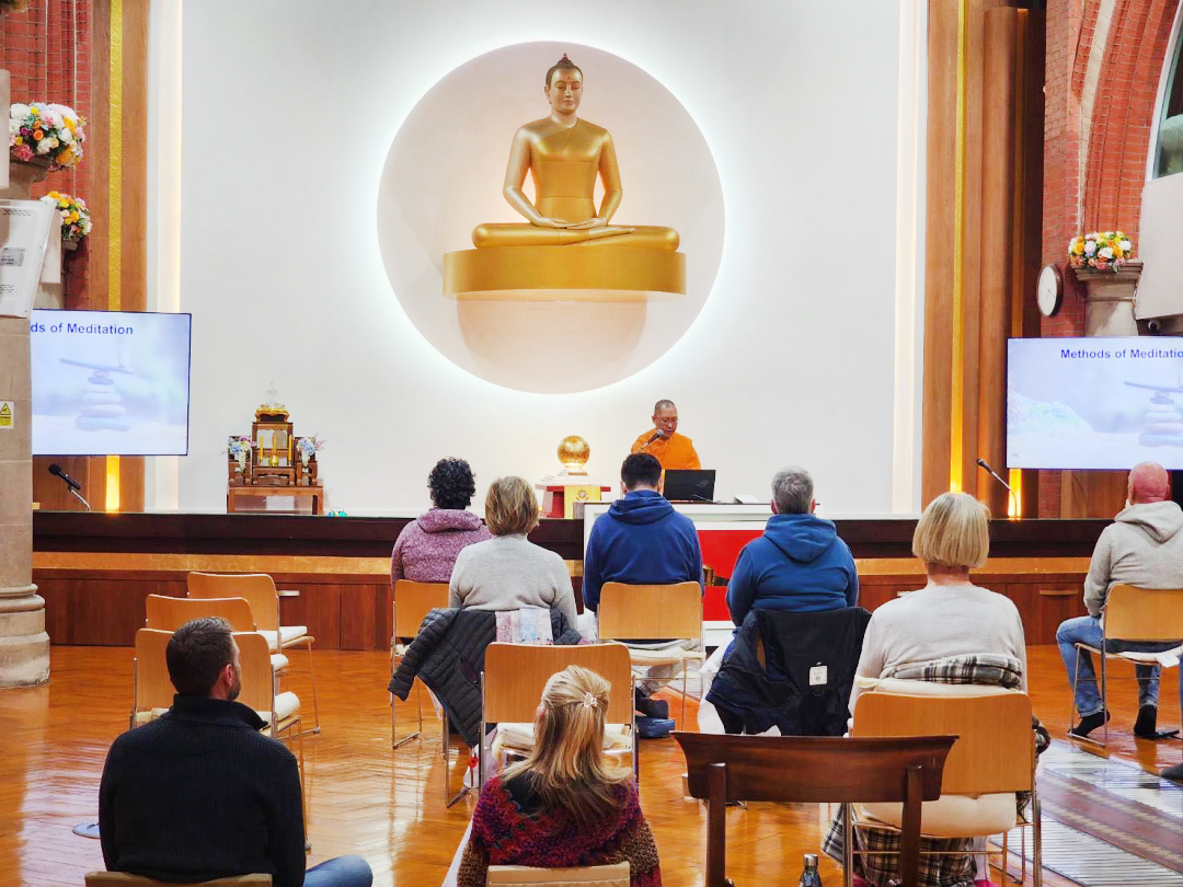 วัดพระธรรมกายลอนดอน จัดสอนสมาธิแก่ชาวท้องถิ่น