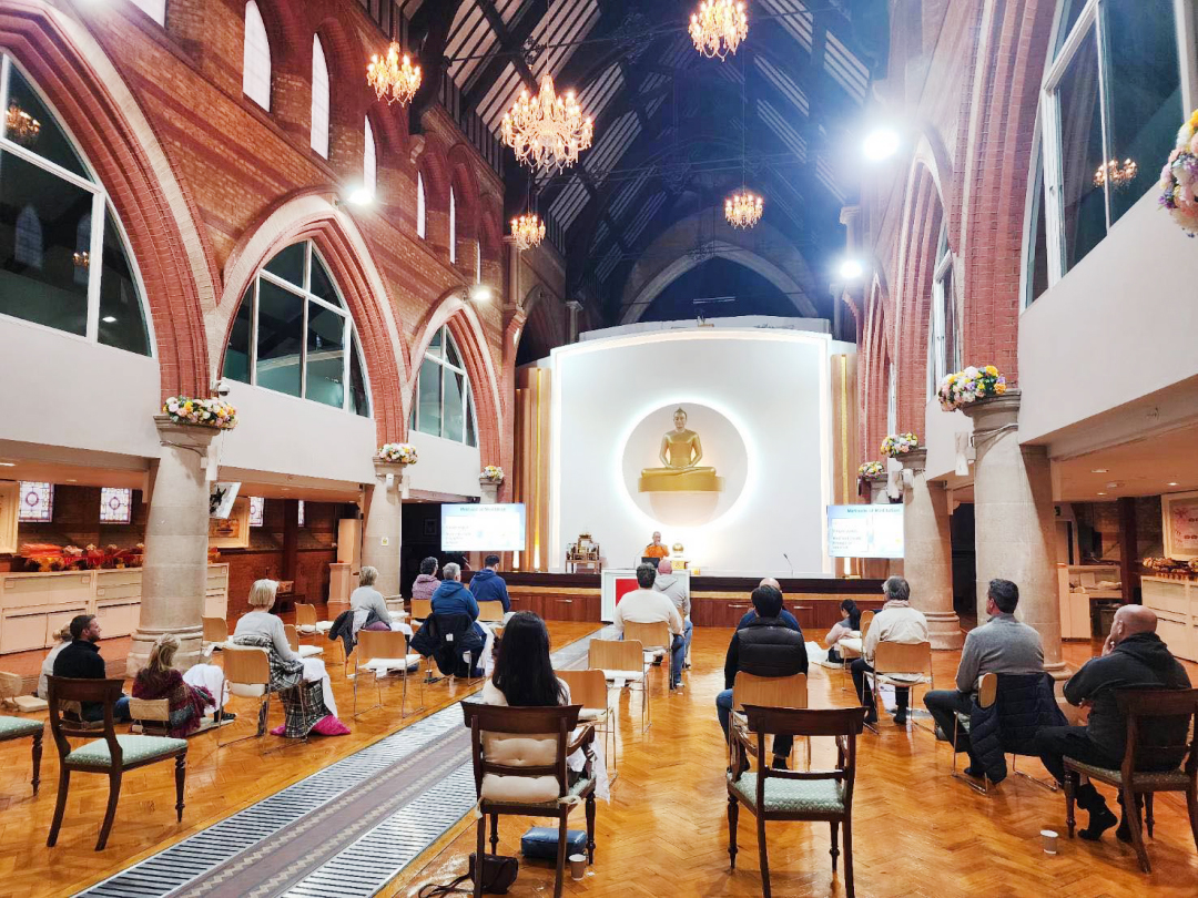 วัดพระธรรมกายลอนดอน จัดสอนสมาธิแก่ชาวท้องถิ่น
