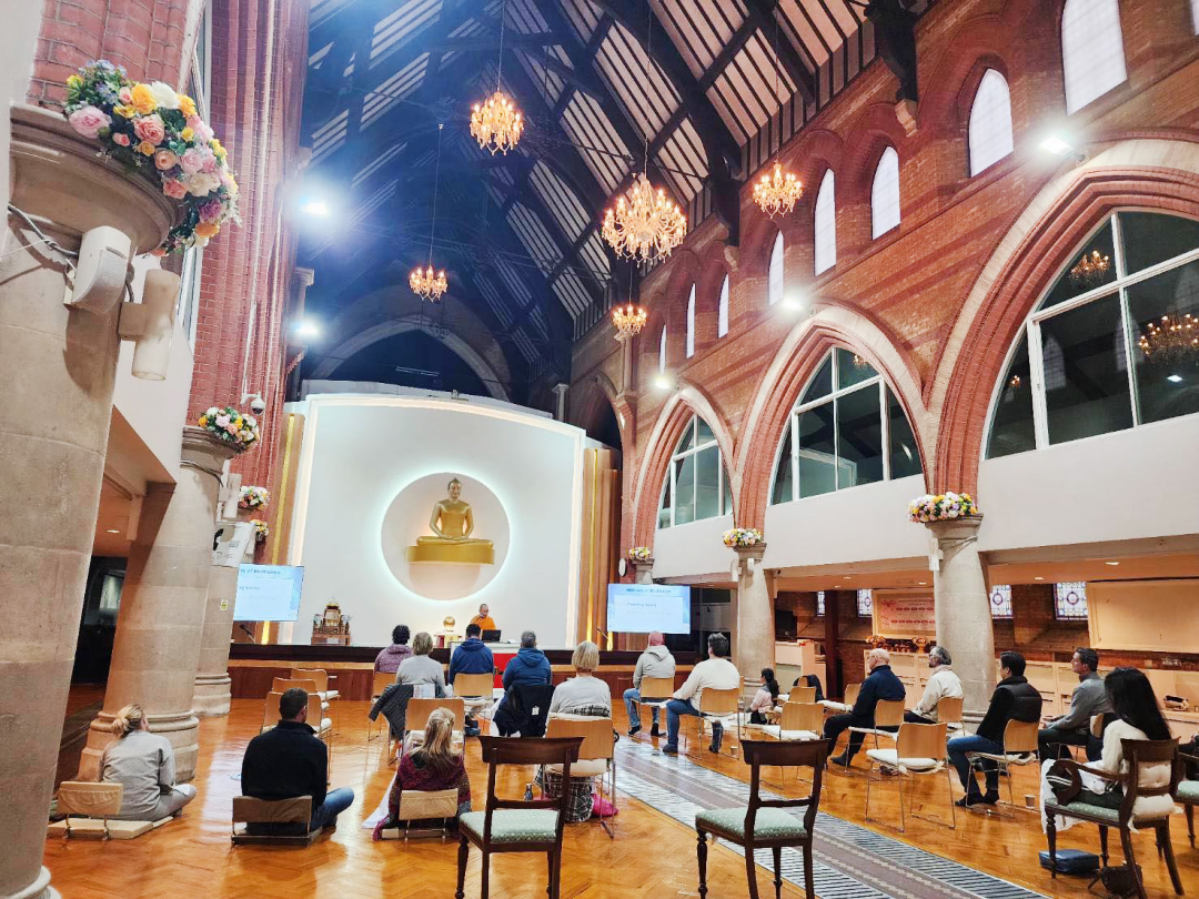 วัดพระธรรมกายลอนดอน จัดสอนสมาธิแก่ชาวท้องถิ่น