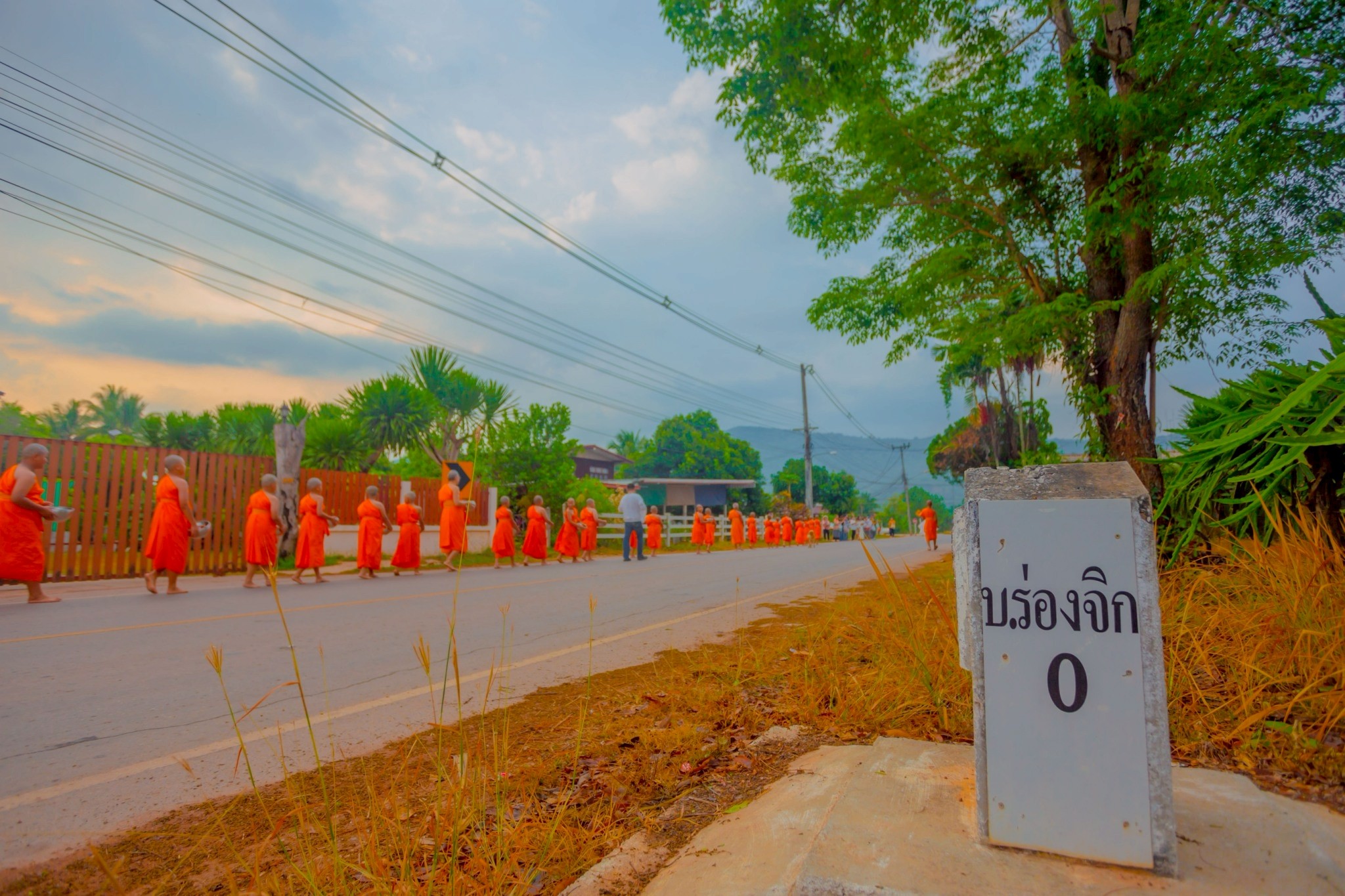 สามเณรศูนย์ปฏิบัติธรรมแก้วภูเรือ ออกบิณฑบาตโปรดญาติโยม