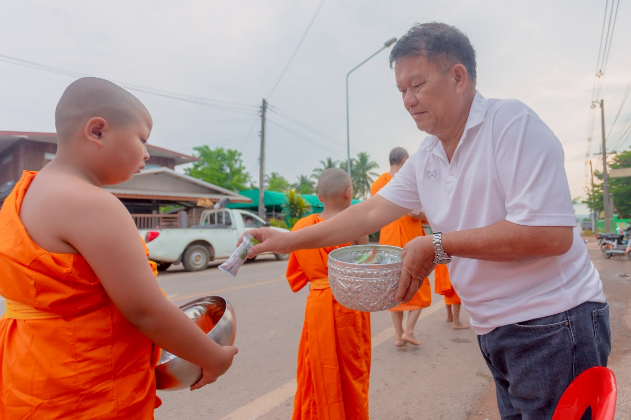 สามเณรศูนย์ปฏิบัติธรรมแก้วภูเรือ ออกบิณฑบาตโปรดญาติโยม