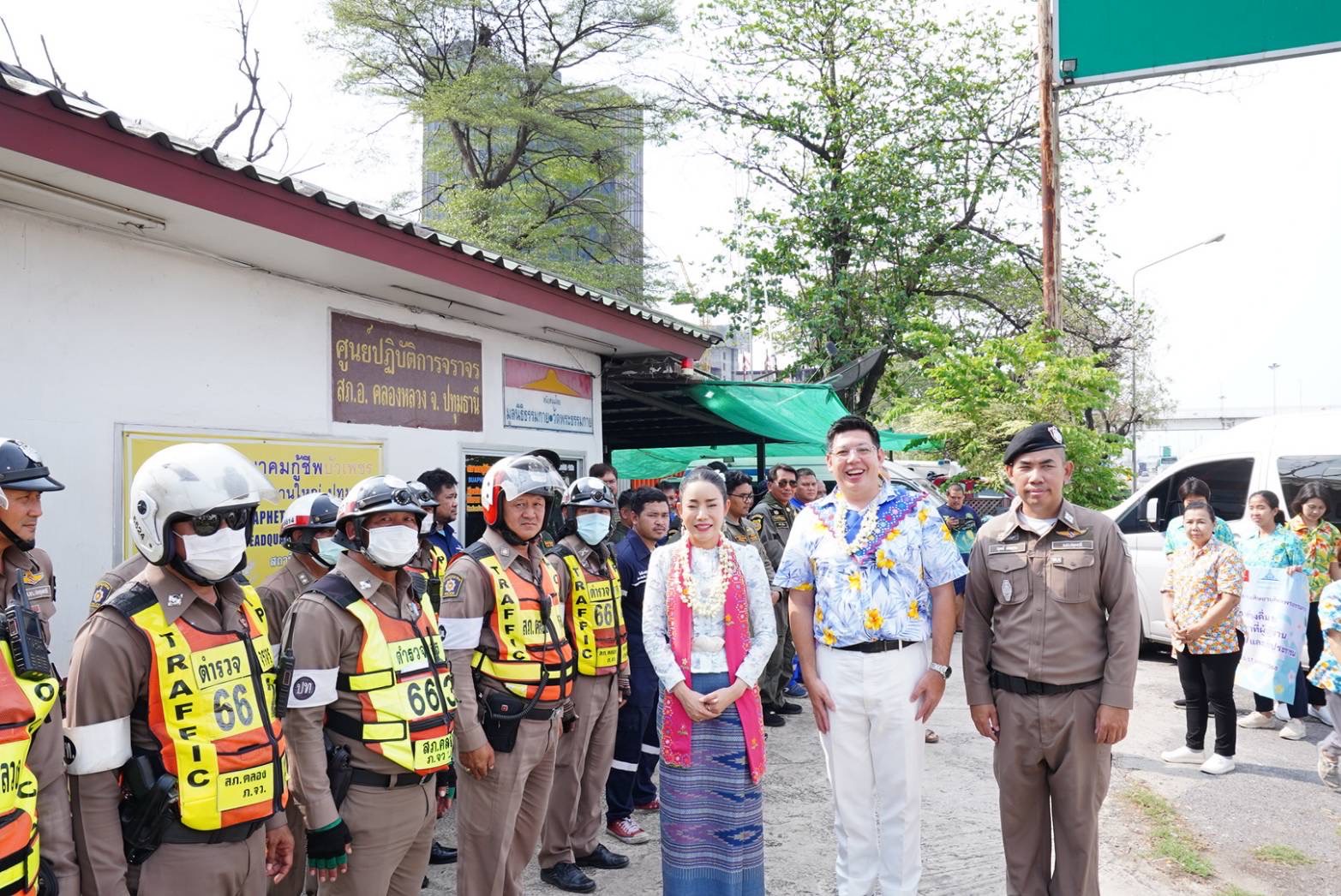 วัดพระธรรมกายมอบอาหาร และเครื่องดื่มให้กำลังใจเจ้า หน้าที่จราจร-กู้ภัยช่วง สงกรานต์ ณ จุดบริการใต้ สะพานคลองหลวง