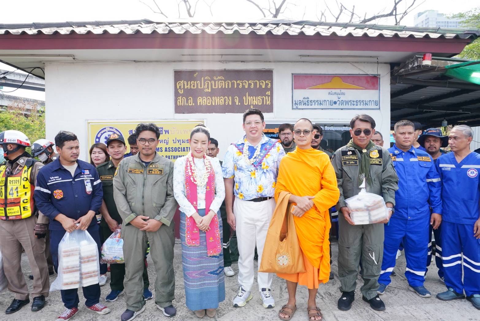 วัดพระธรรมกายมอบอาหาร และเครื่องดื่มให้กำลังใจเจ้า หน้าที่จราจร-กู้ภัยช่วง สงกรานต์ ณ จุดบริการใต้ สะพานคลองหลวง