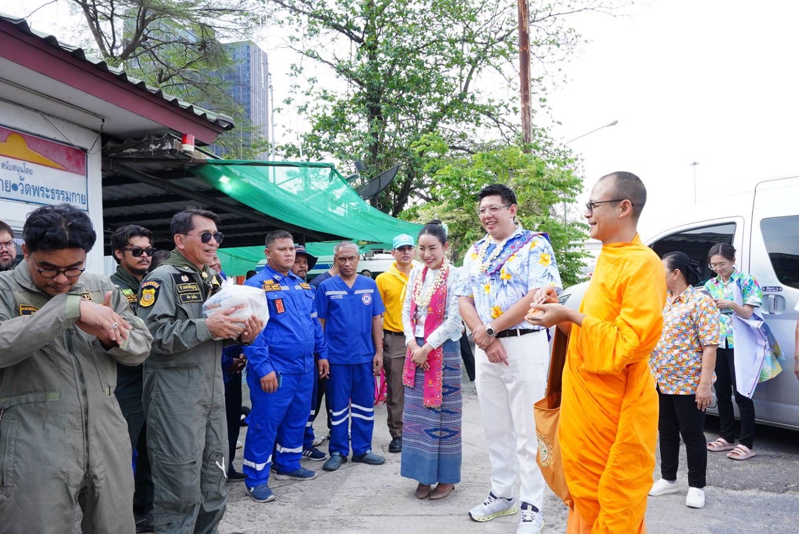 วัดพระธรรมกายมอบอาหาร และเครื่องดื่มให้กำลังใจเจ้า หน้าที่จราจร-กู้ภัยช่วง สงกรานต์ ณ จุดบริการใต้ สะพานคลองหลวง