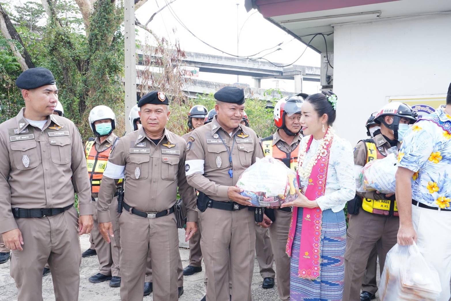 วัดพระธรรมกายมอบอาหาร และเครื่องดื่มให้กำลังใจเจ้า หน้าที่จราจร-กู้ภัยช่วง สงกรานต์ ณ จุดบริการใต้ สะพานคลองหลวง