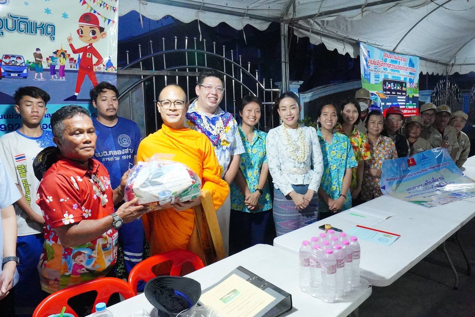 ผู้แทนวัดพระธรรมกาย ลงพื้นที่ให้กำลังใจเจ้าหน้าที่ปฏิบัติงาน ณ จุดบริการประชาชน ช่วงเทศกาลสงกรานต์ ประจำปี 2568