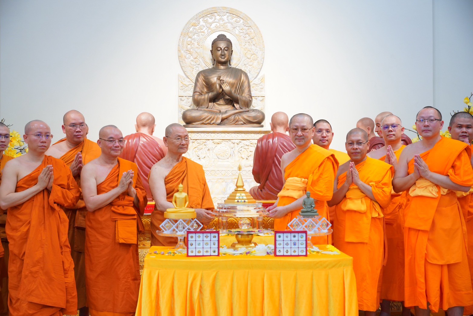 Wat Phra Dhammakaya presents Buddha relic to Vietnamese monastery.