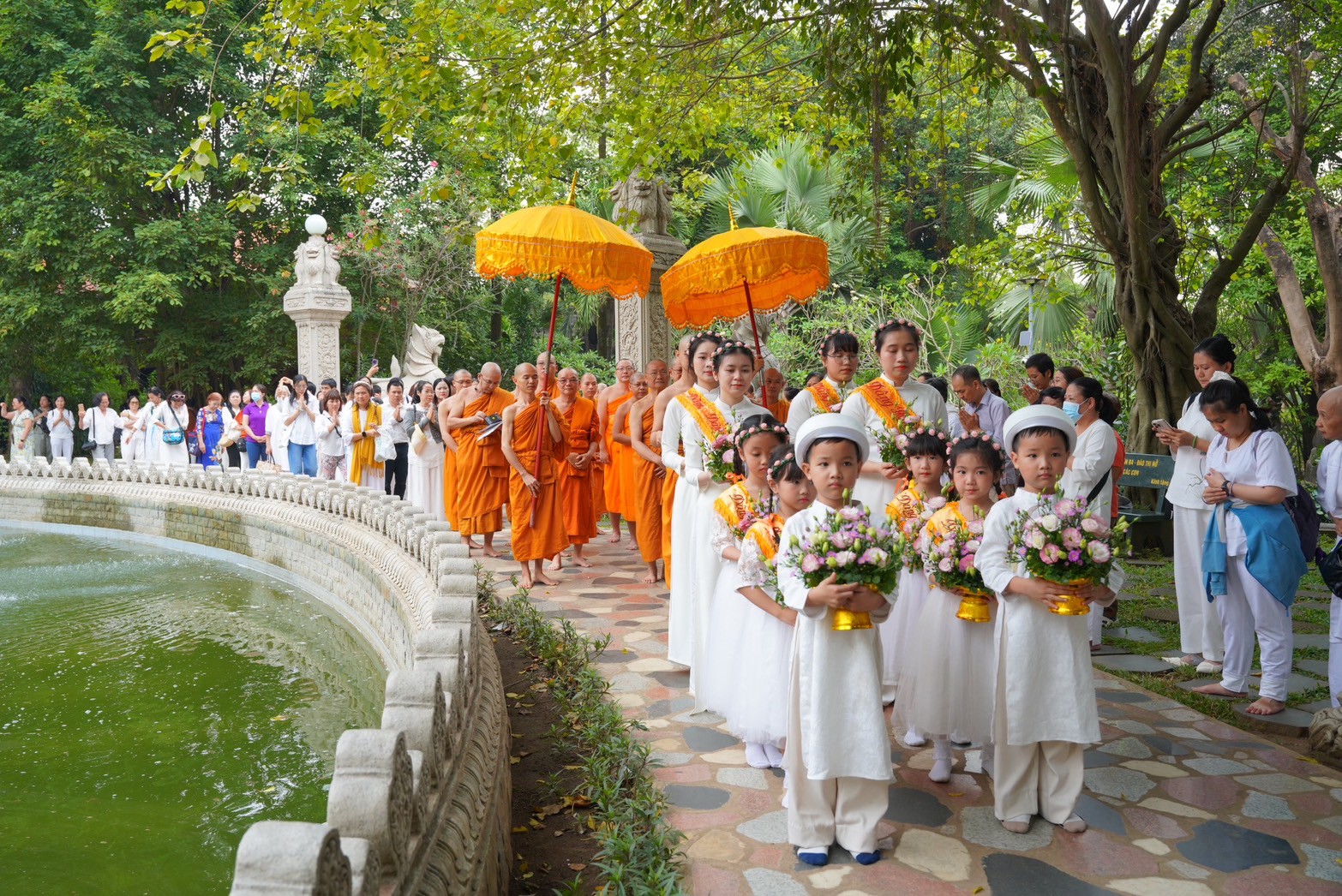 Wat Phra Dhammakaya presents Buddha relic to Vietnamese monastery.