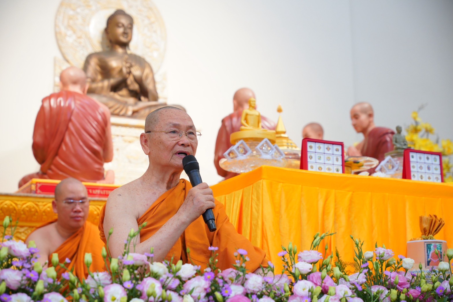 Wat Phra Dhammakaya presents Buddha relic to Vietnamese monastery.