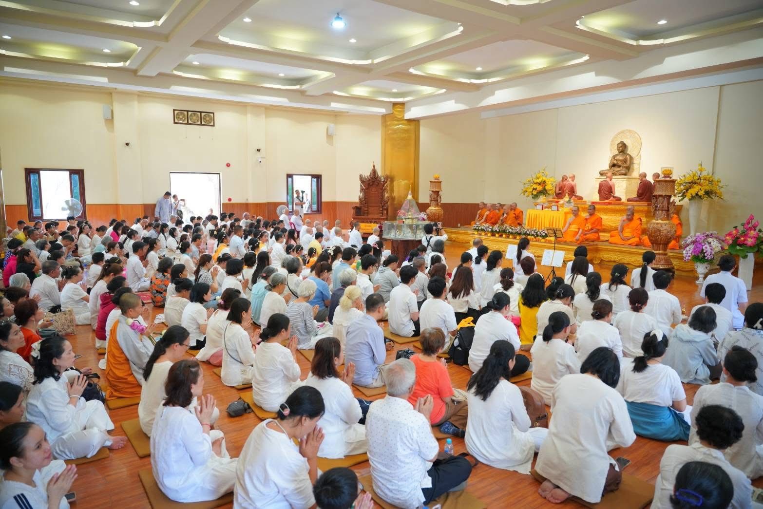 Wat Phra Dhammakaya presents Buddha relic to Vietnamese monastery.