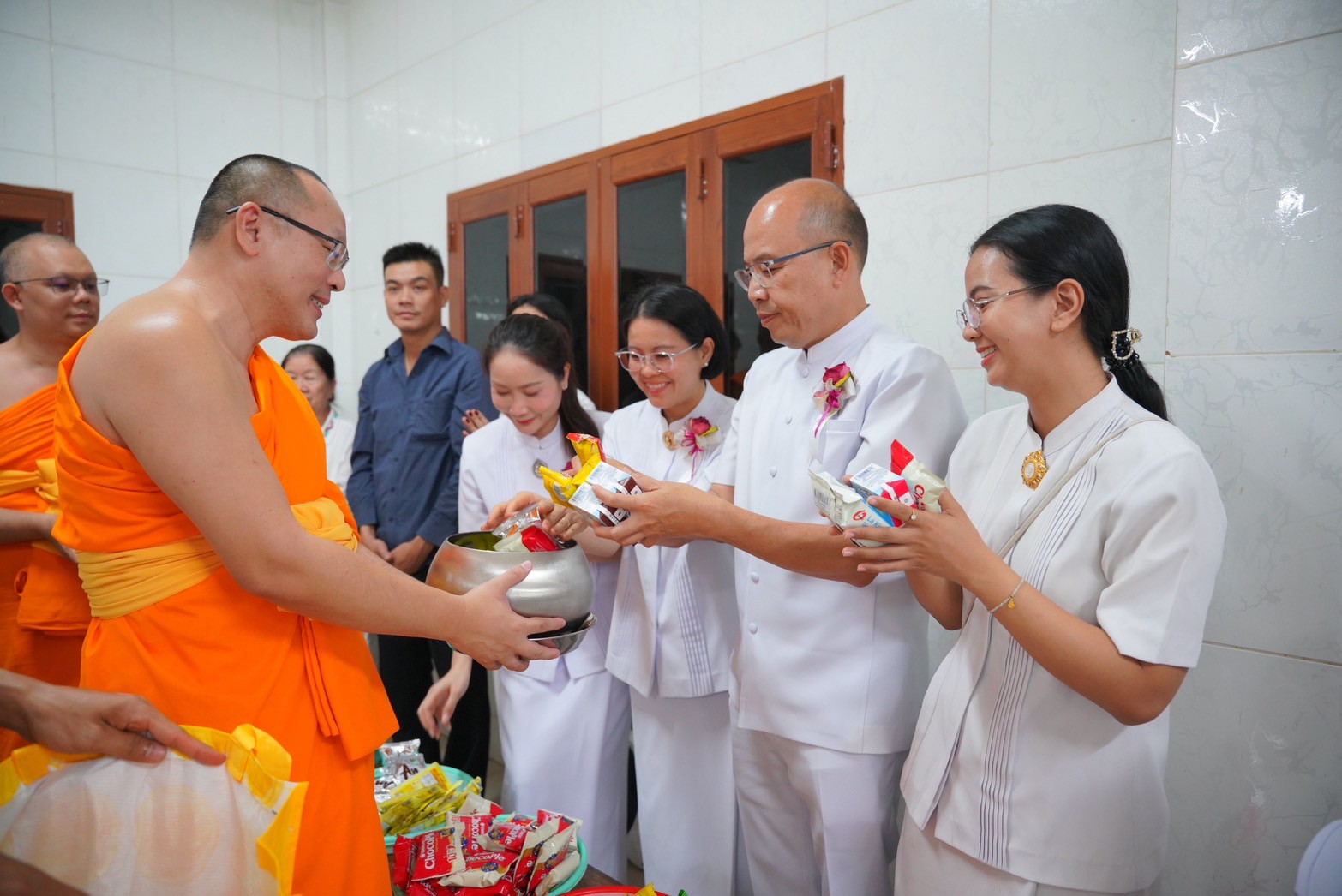 Wat Phra Dhammakaya presents Buddha relic to Vietnamese monastery.