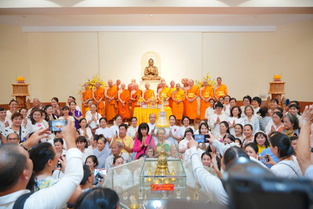 Wat Phra Dhammakaya presents Buddha relic to Vietnamese monastery.