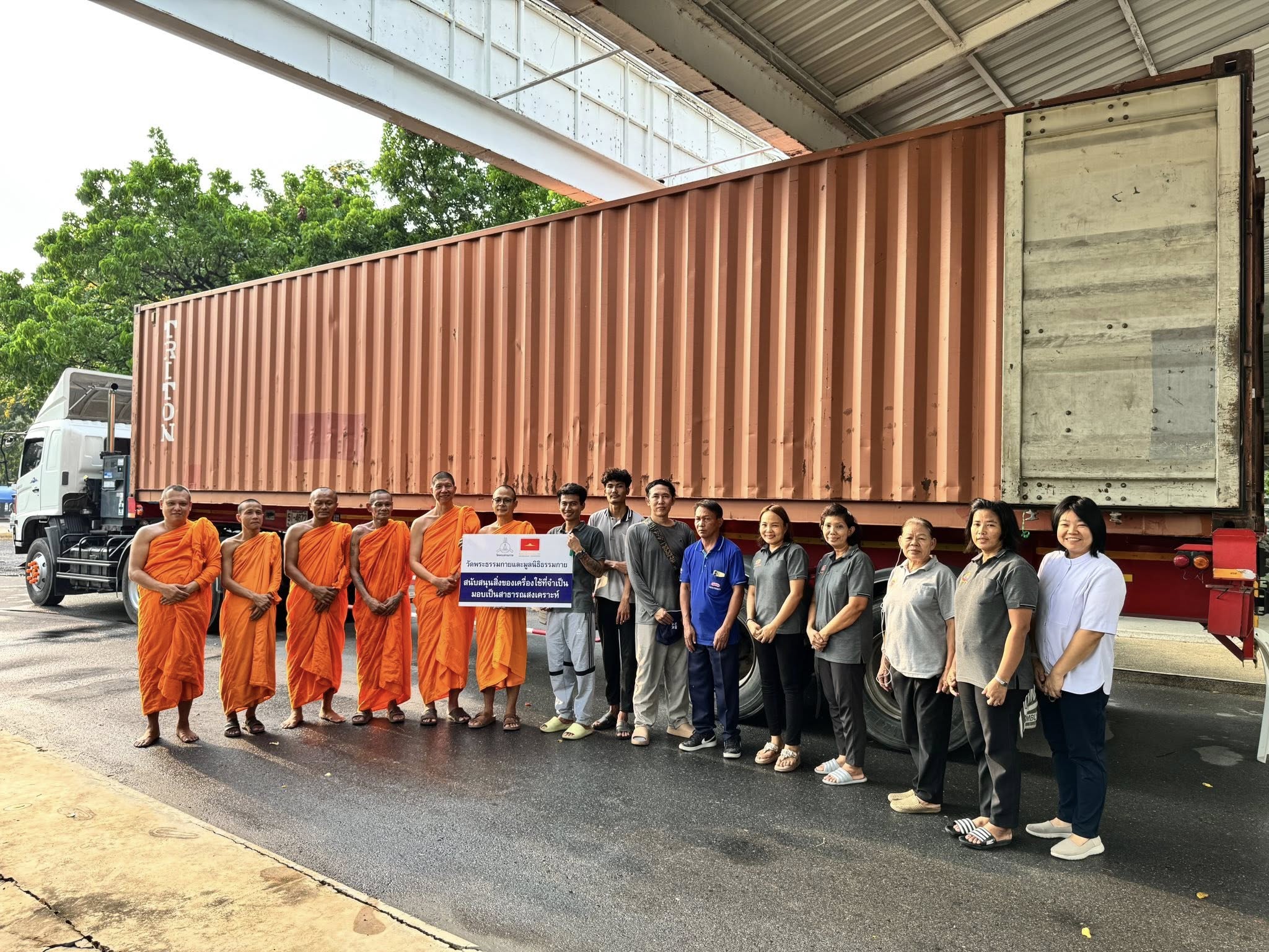 Wat Phra Dhammakaya delivers 5-ton basic necessities to support the earthquake victims in Myanmar.