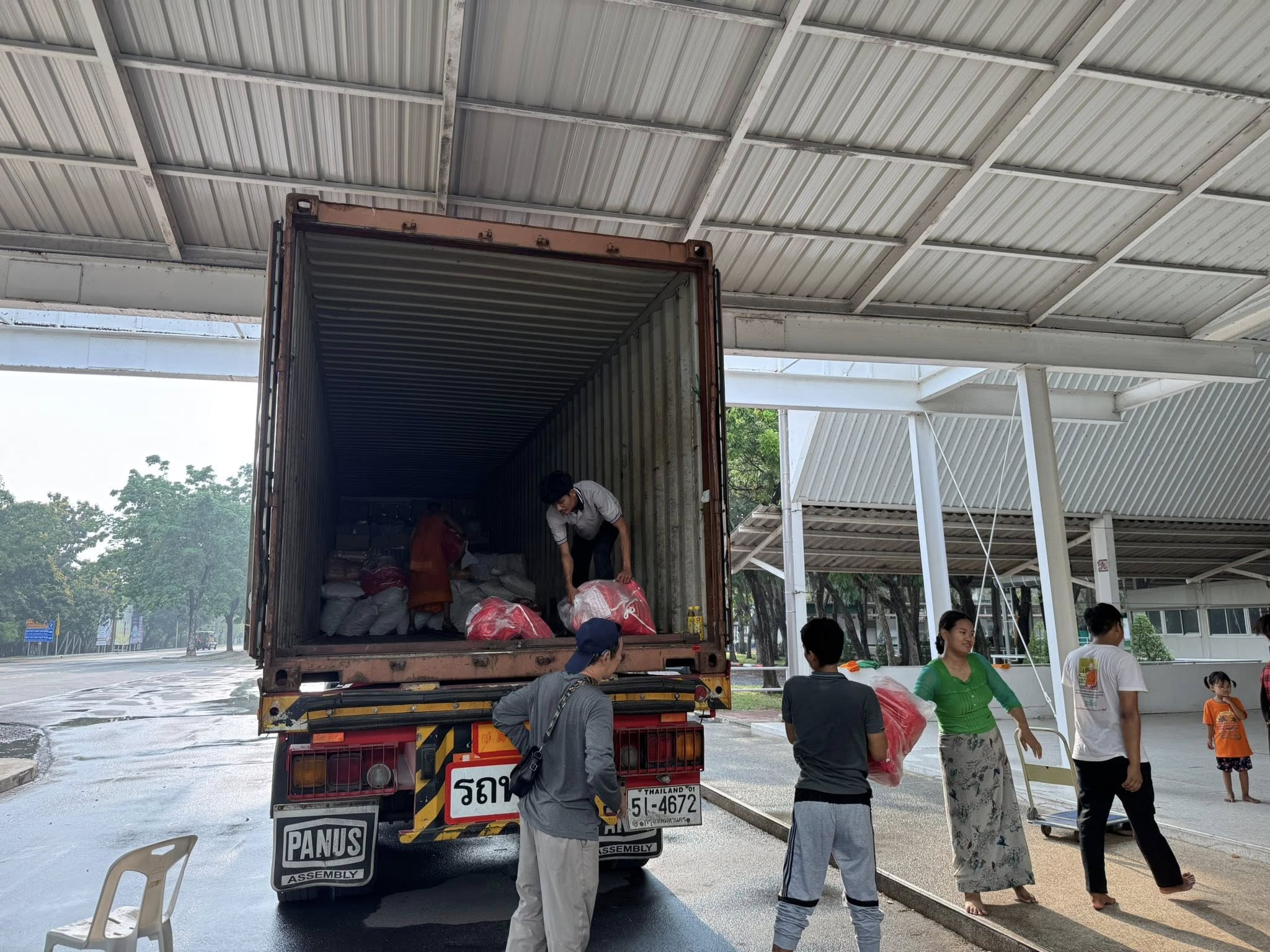 Wat Phra Dhammakaya delivers 5-ton basic necessities to support the earthquake victims in Myanmar.