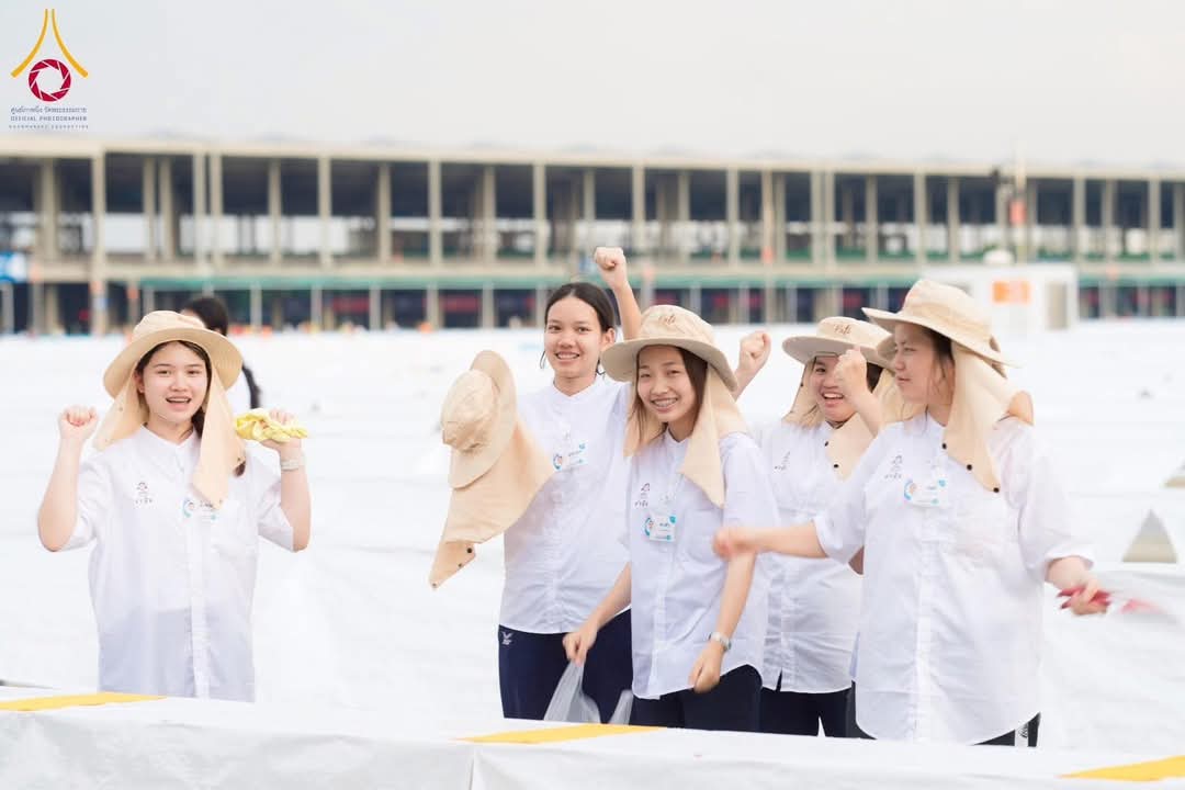 เจ้าหน้าที่อาสาสมัครรับบุญ ติดผ้ารับประเคน