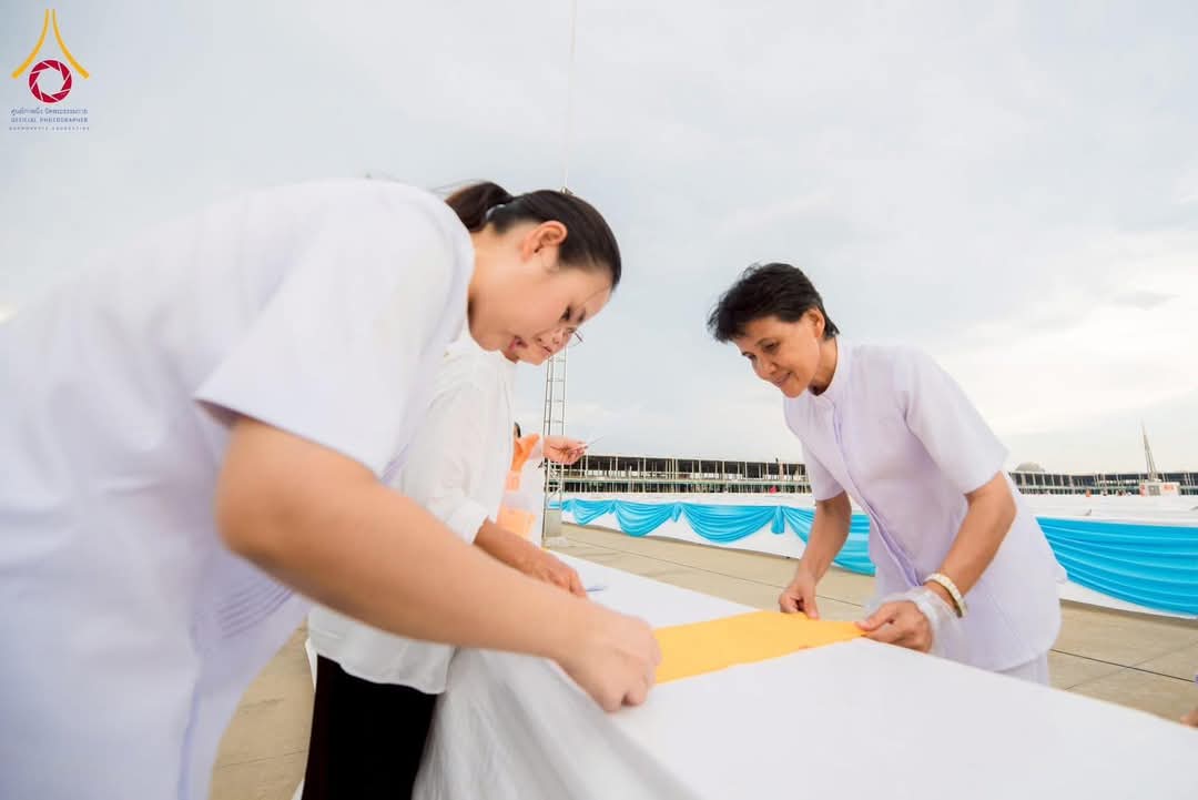 เจ้าหน้าที่อาสาสมัครรับบุญ ติดผ้ารับประเคน