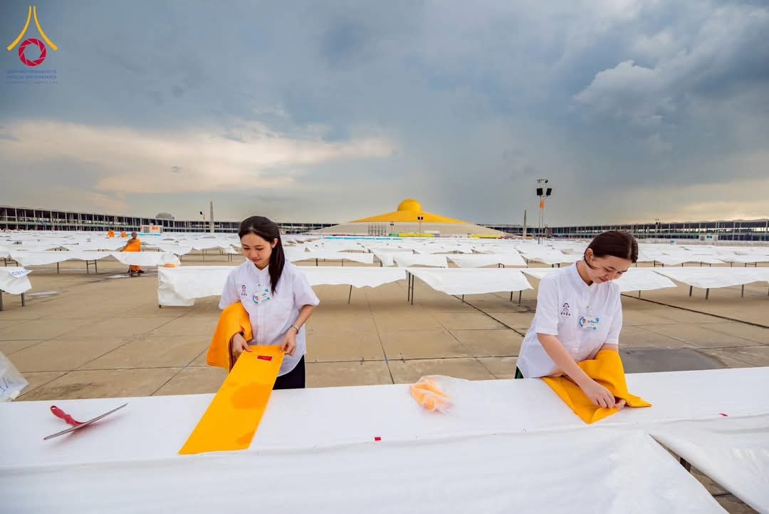 เจ้าหน้าที่อาสาสมัครรับบุญ ติดผ้ารับประเคน