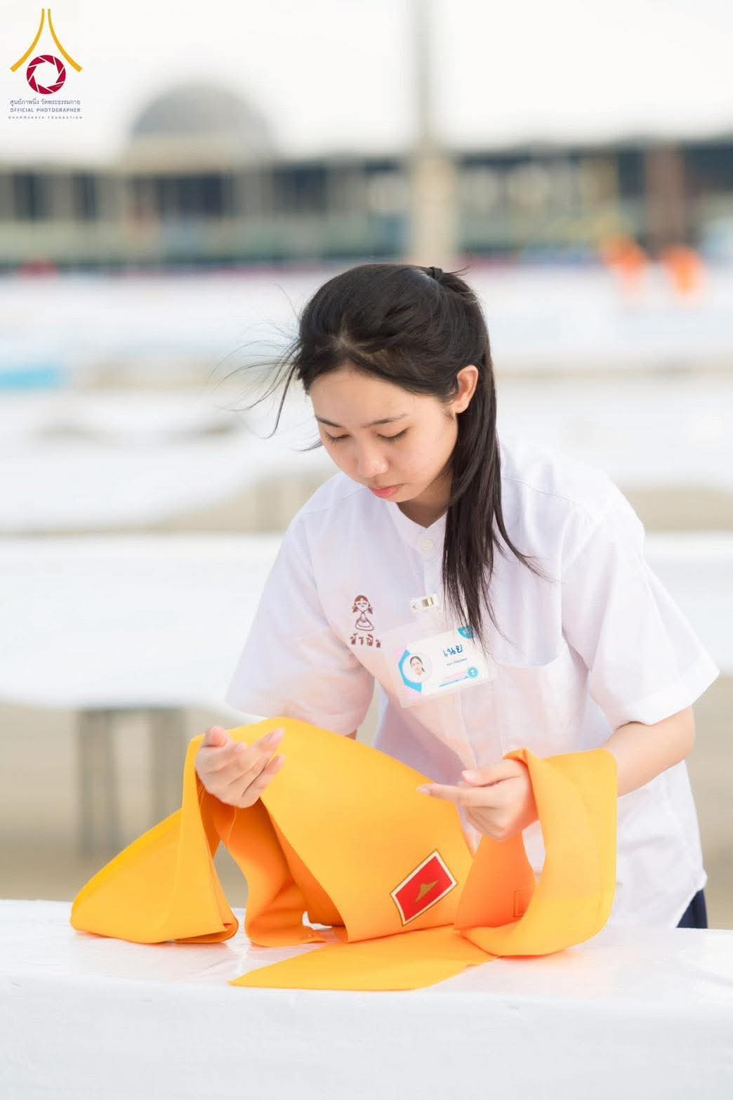 เจ้าหน้าที่อาสาสมัครรับบุญ ติดผ้ารับประเคน