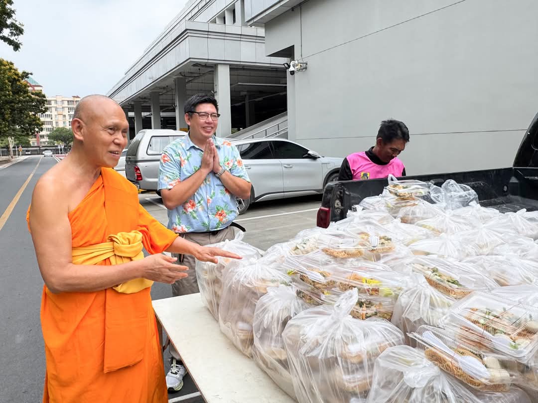 เจ้าอาวาสวัดพระธรรมกาย ส่งแรงใจแก่เจ้าหน้าที่ผู้ปฏิบัติงานในช่วงเทศกาลสงกรานต์