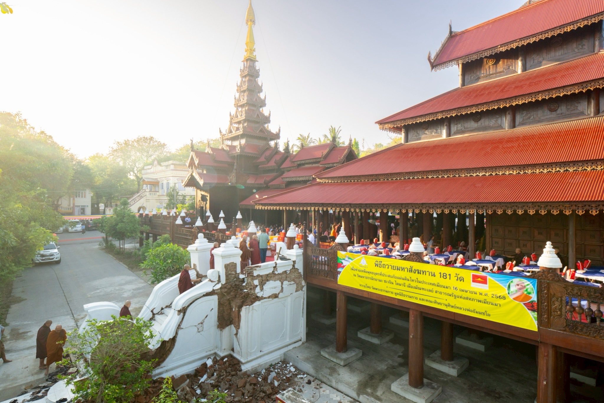 วัดพระธรรมกายถวายมหาสังฆทาน มอบสิ่งของและทุนทรัพย์กว่า 4 ล้านบาท บรรเทาทุกข์ 181 วัดแผ่นดินไหวเมียนมา