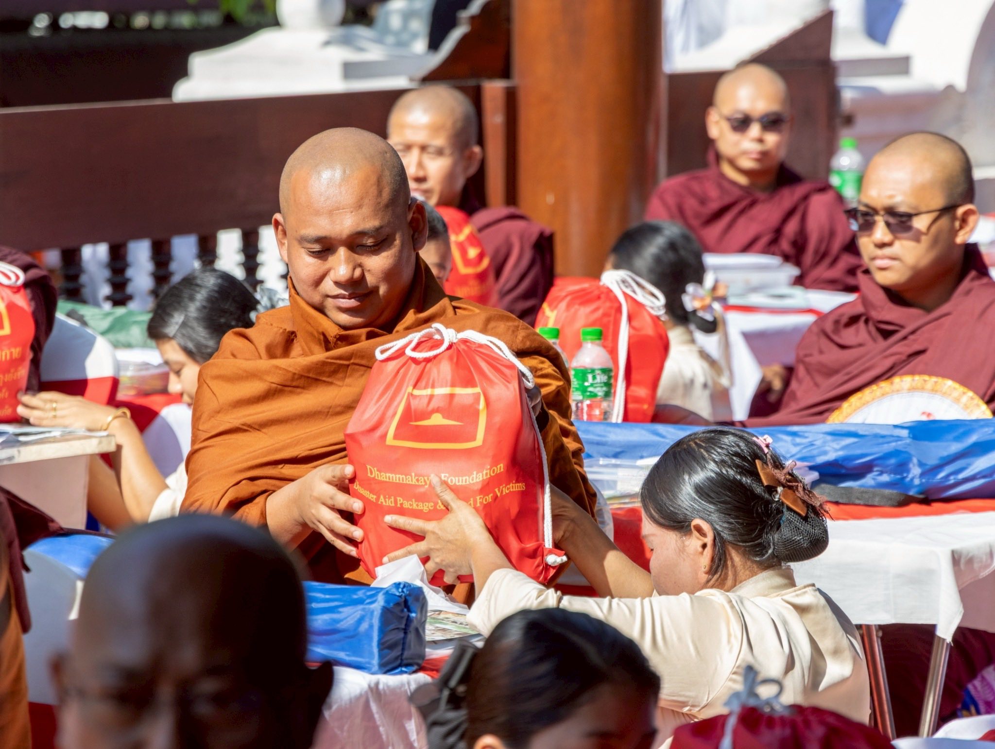 วัดพระธรรมกายถวายมหาสังฆทาน มอบสิ่งของและทุนทรัพย์กว่า 4 ล้านบาท บรรเทาทุกข์ 181 วัดแผ่นดินไหวเมียนมา