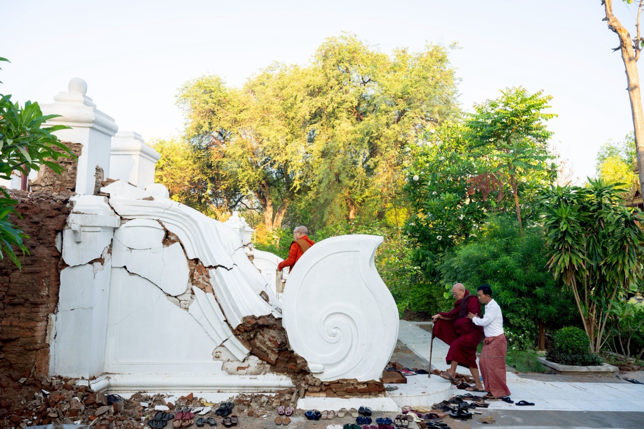 วัดพระธรรมกายถวายมหาสังฆทาน มอบสิ่งของและทุนทรัพย์กว่า 4 ล้านบาท บรรเทาทุกข์ 181 วัดแผ่นดินไหวเมียนมา