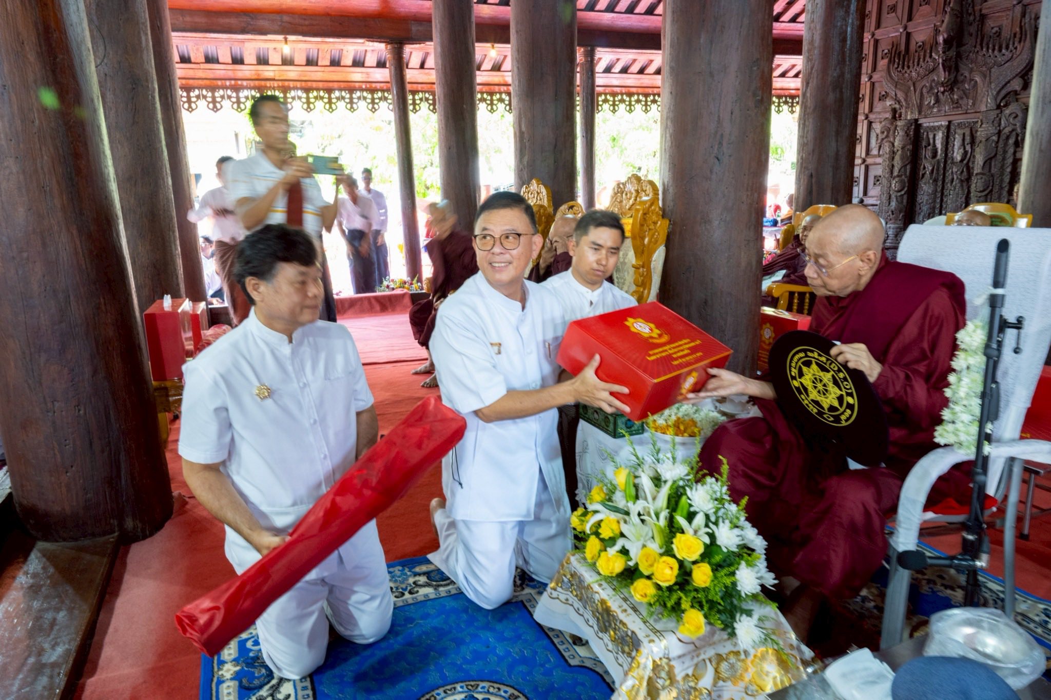 วัดพระธรรมกายถวายมหาสังฆทาน มอบสิ่งของและทุนทรัพย์กว่า 4 ล้านบาท บรรเทาทุกข์ 181 วัดแผ่นดินไหวเมียนมา