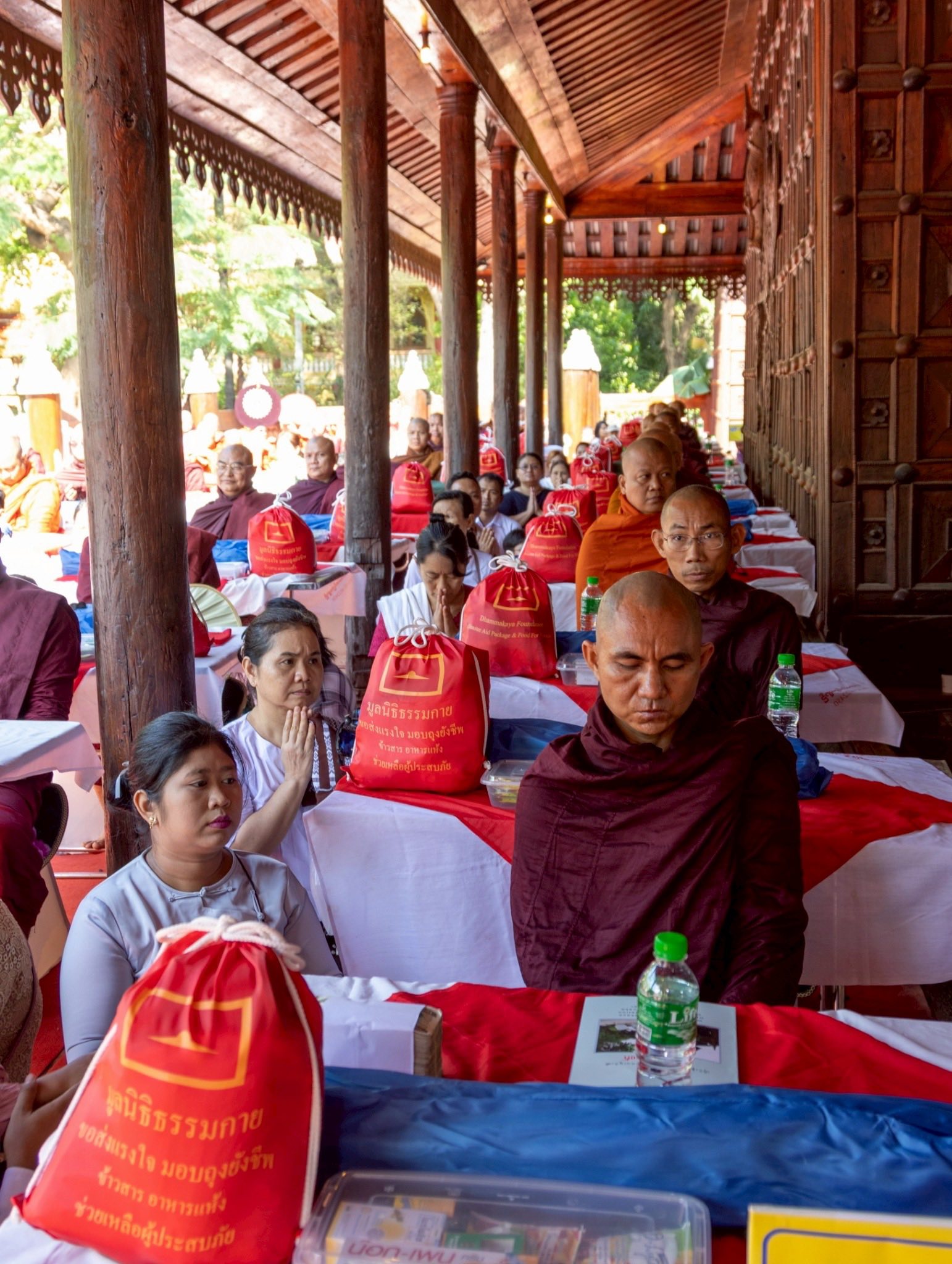 วัดพระธรรมกายถวายมหาสังฆทาน มอบสิ่งของและทุนทรัพย์กว่า 4 ล้านบาท บรรเทาทุกข์ 181 วัดแผ่นดินไหวเมียนมา