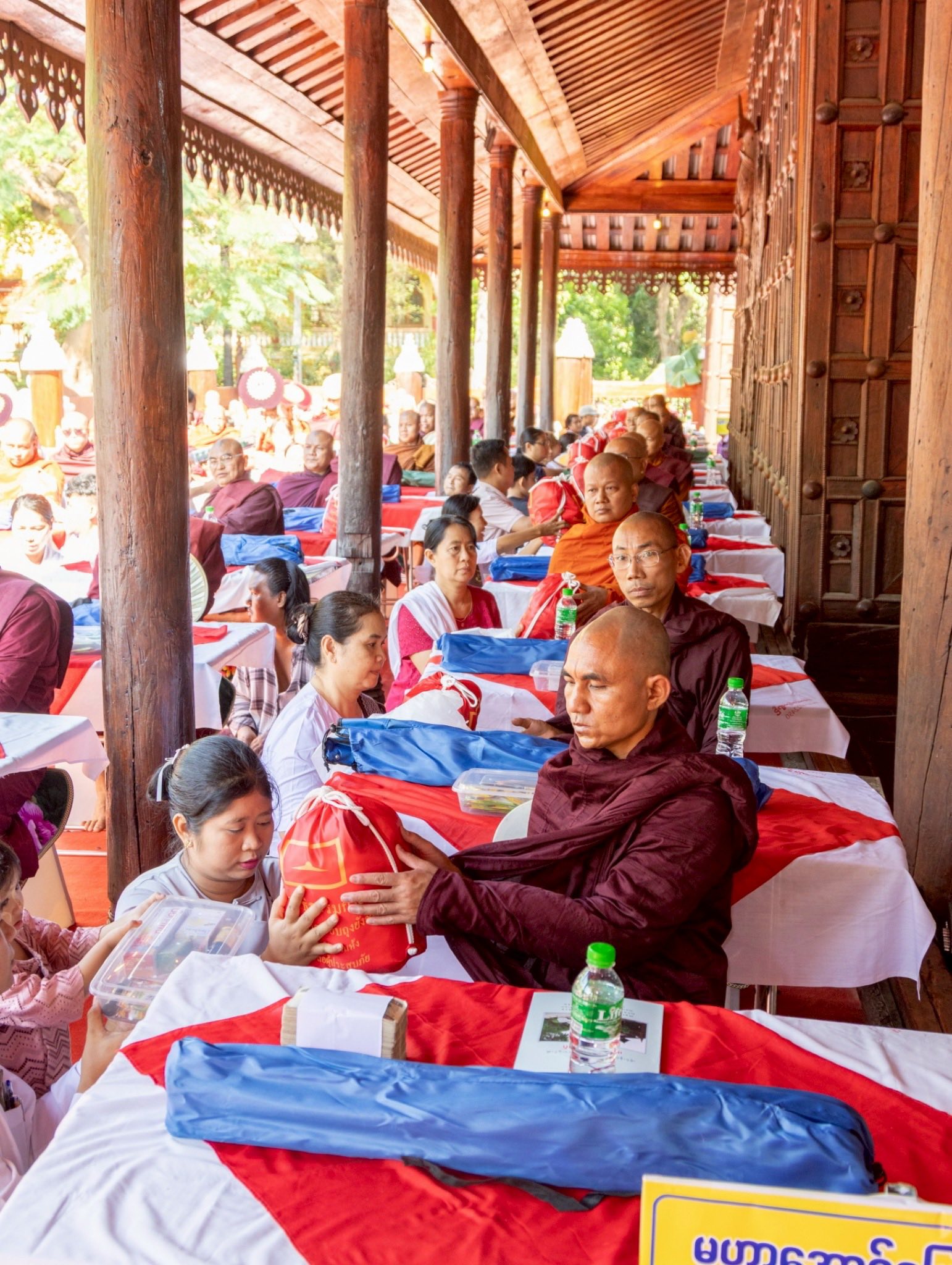 วัดพระธรรมกายถวายมหาสังฆทาน มอบสิ่งของและทุนทรัพย์กว่า 4 ล้านบาท บรรเทาทุกข์ 181 วัดแผ่นดินไหวเมียนมา