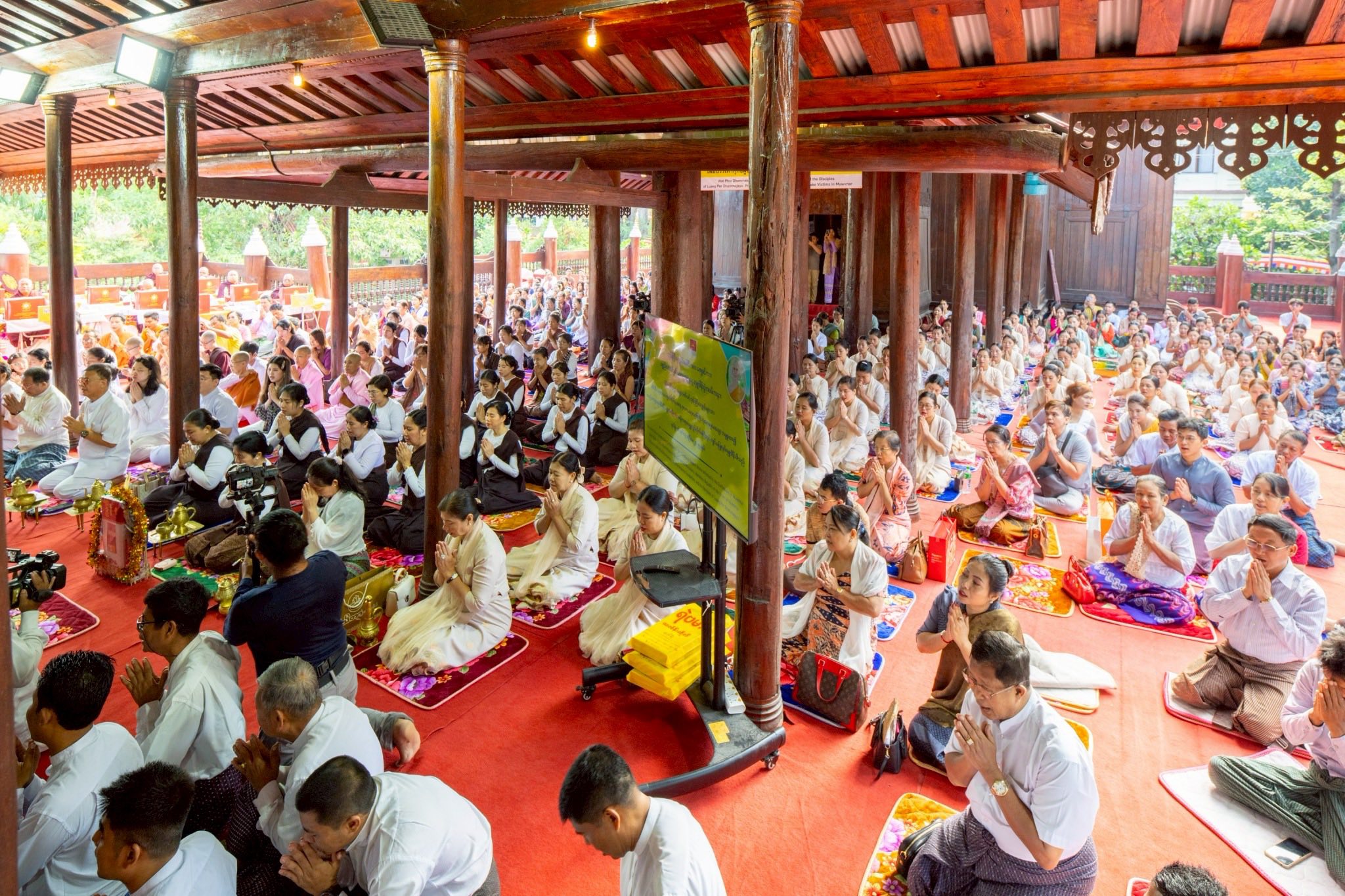 วัดพระธรรมกายถวายมหาสังฆทาน มอบสิ่งของและทุนทรัพย์กว่า 4 ล้านบาท บรรเทาทุกข์ 181 วัดแผ่นดินไหวเมียนมา