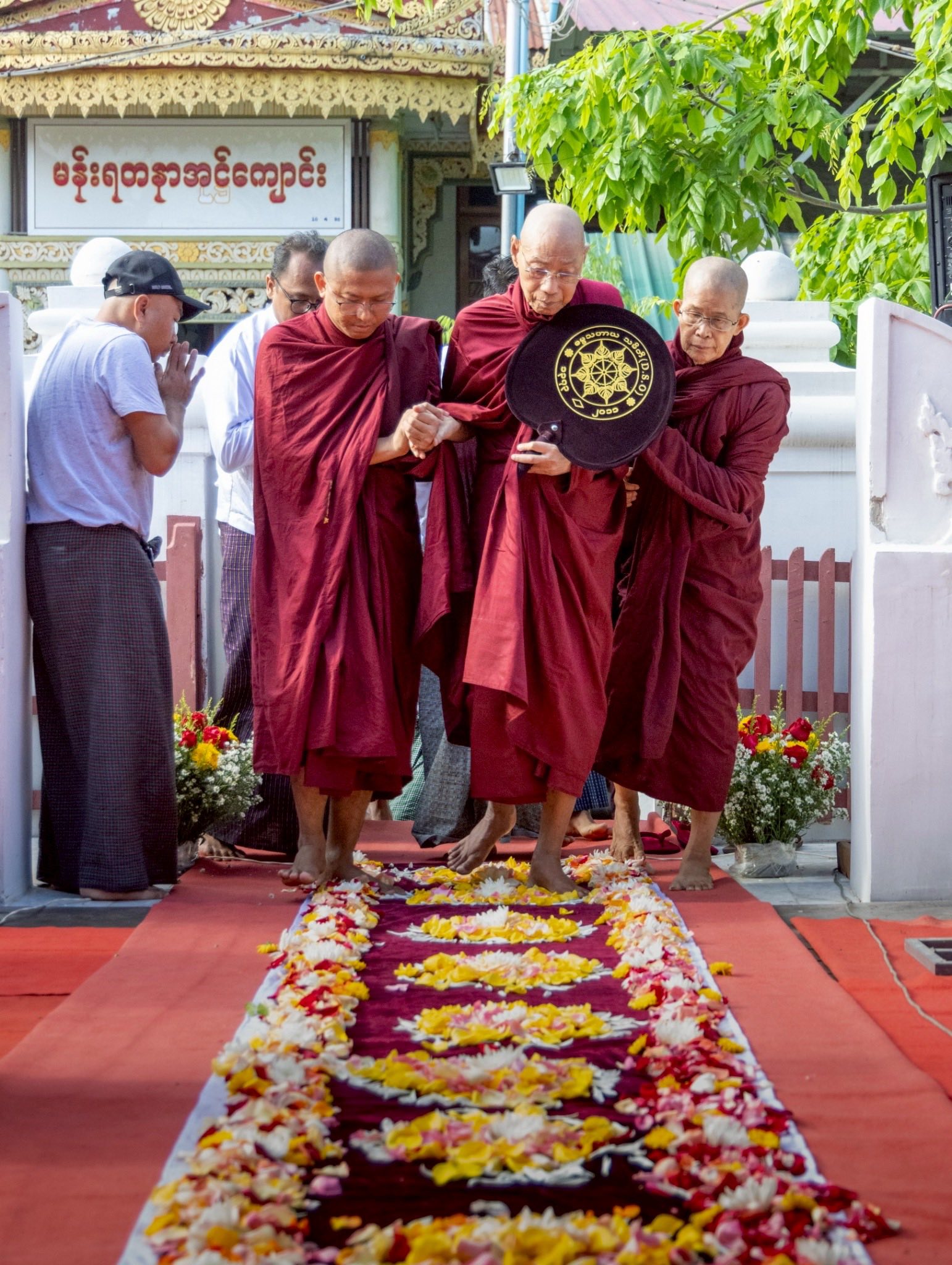 วัดพระธรรมกายถวายมหาสังฆทาน มอบสิ่งของและทุนทรัพย์กว่า 4 ล้านบาท บรรเทาทุกข์ 181 วัดแผ่นดินไหวเมียนมา