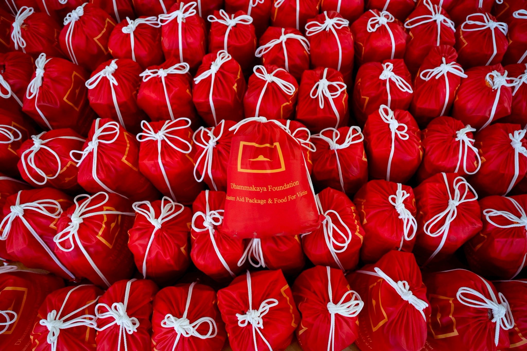 ผู้แทนวัดพระธรรมกาย นำอาสาเมียนมา 200 คนจัดสรรสิ่งบรรเทาทุกข์ 5 ตัน เตรียมพื้นที่ถวายมหาสังฆทานเยียวยาคณะสงฆ์เมียนมา