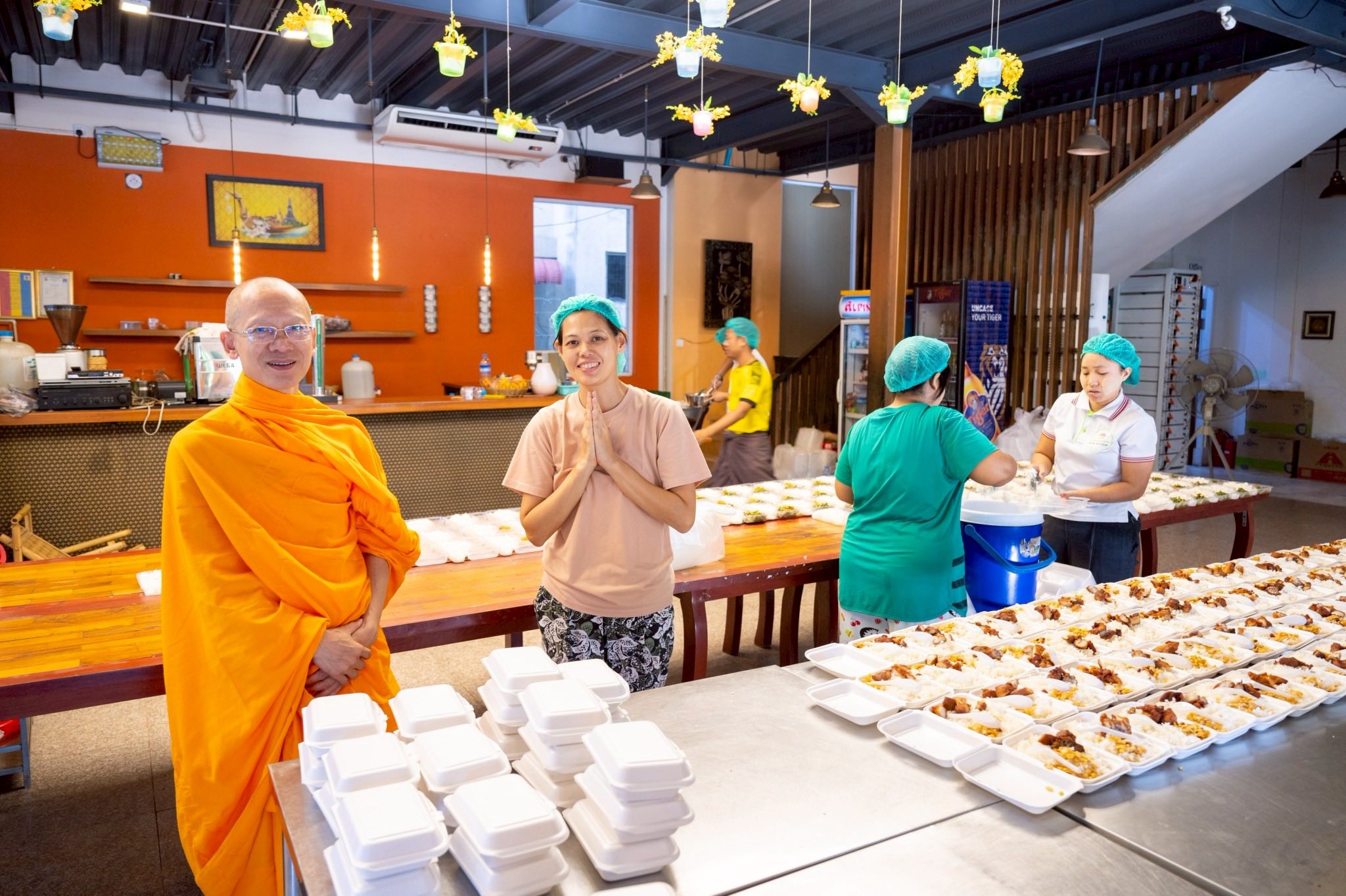 ผู้แทนวัดพระธรรมกาย นำอาสาเมียนมา 200 คนจัดสรรสิ่งบรรเทาทุกข์ 5 ตัน เตรียมพื้นที่ถวายมหาสังฆทานเยียวยาคณะสงฆ์เมียนมา