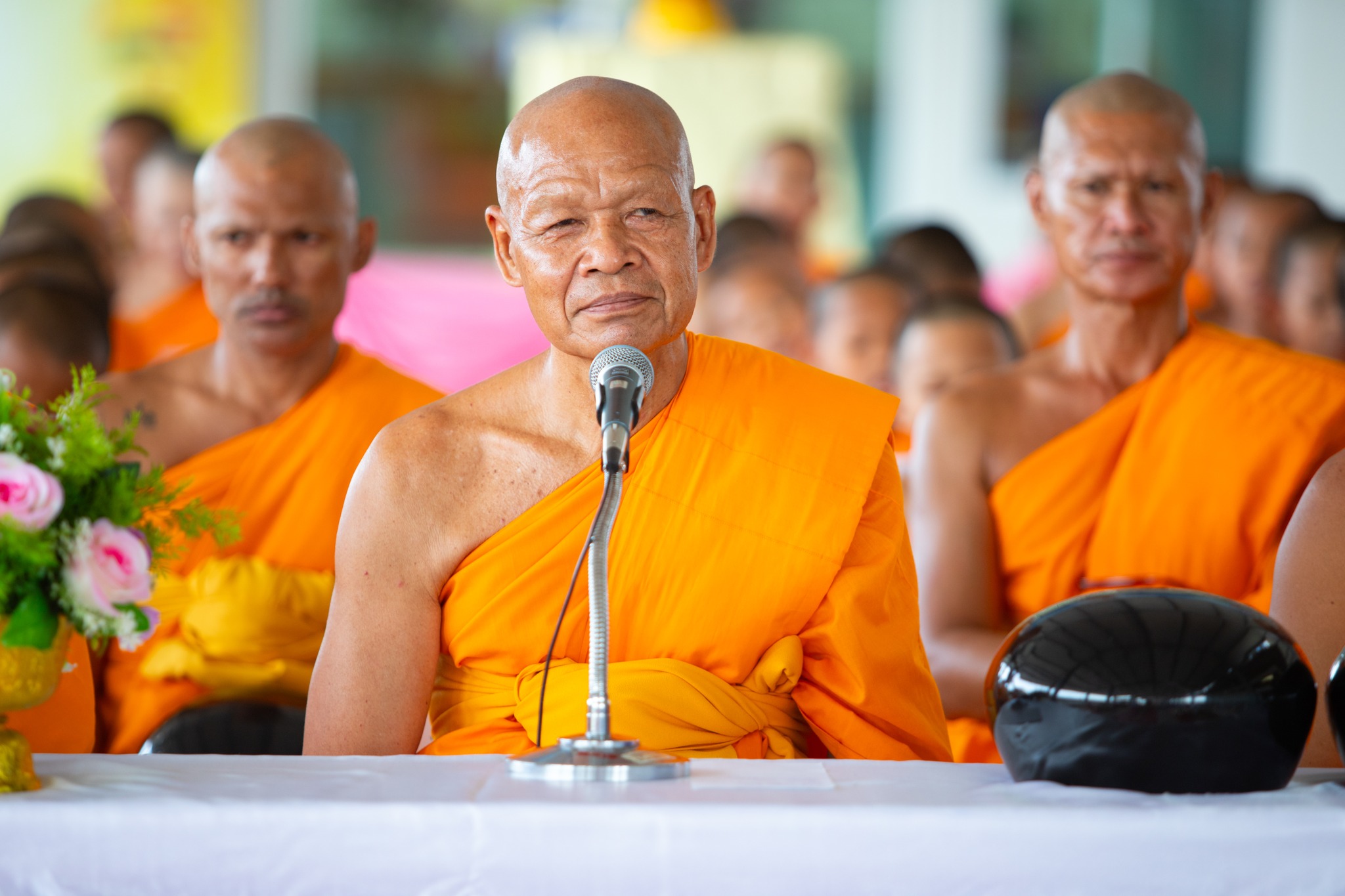 ศูนย์ปฏิบัติธรรมพระมงคลเทพมุนี จัดพิธีตักบาตรสามเณรและพิธีบุพเปตพลีเนื่องในวันพระ