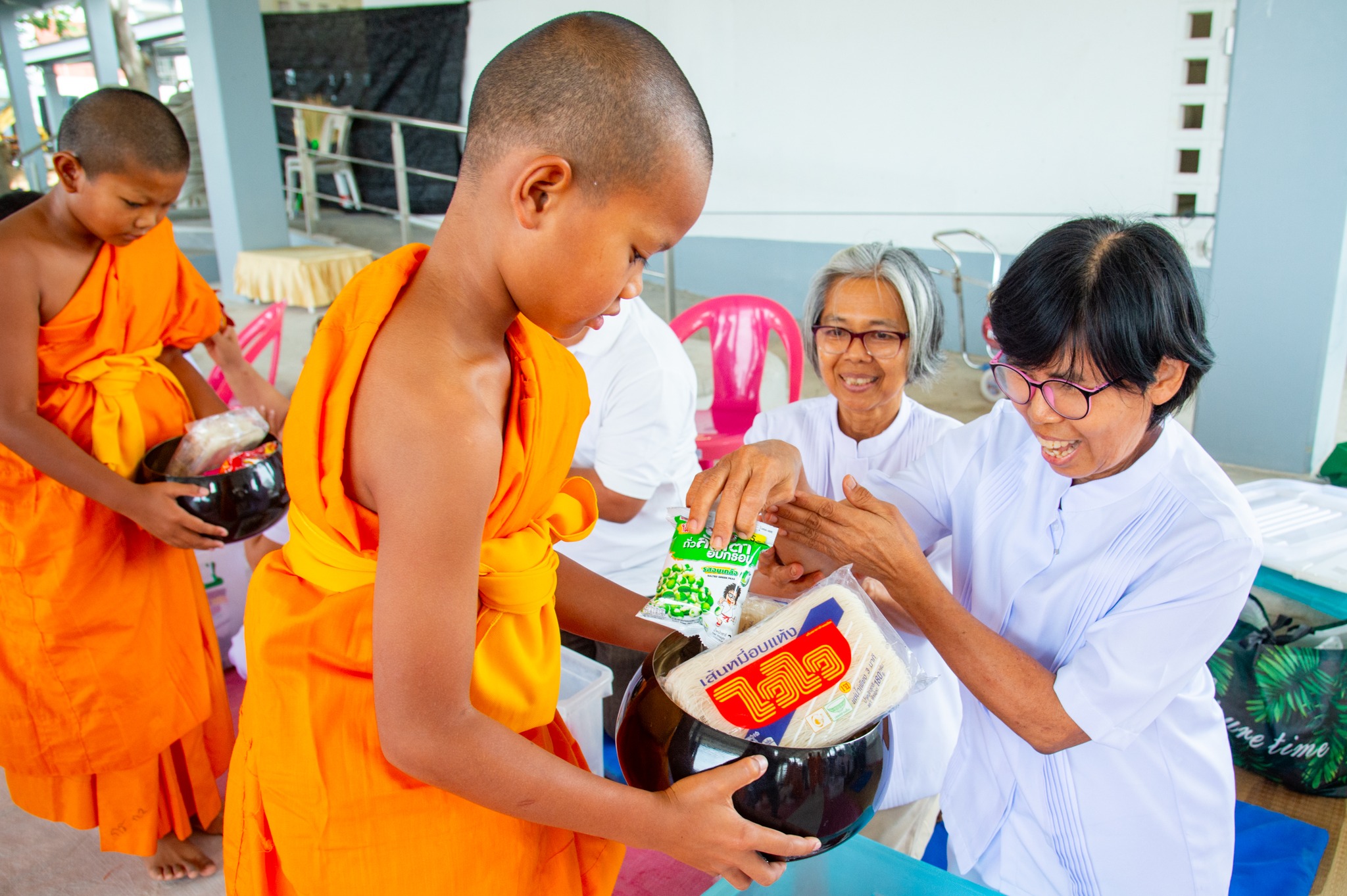 ศูนย์ปฏิบัติธรรมพระมงคลเทพมุนี จัดพิธีตักบาตรสามเณรและพิธีบุพเปตพลีเนื่องในวันพระ